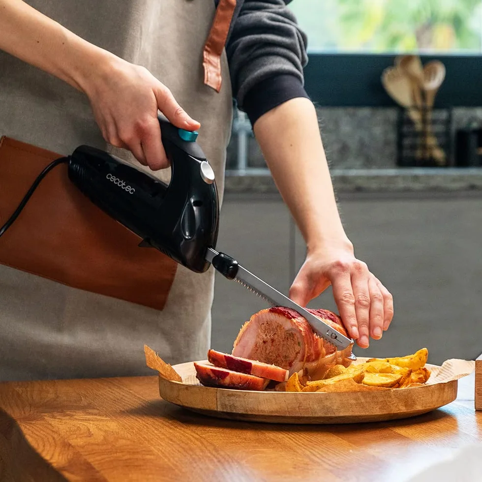 Cecotec Cuchillo Eléctrico Cut-Eat 1800 Black. 150 W, 3 Cuchillas de Acero Inoxidable aptas para Lavavajillas, Silencioso, Bajo Nivel de Vibración, Incluye Estuche
