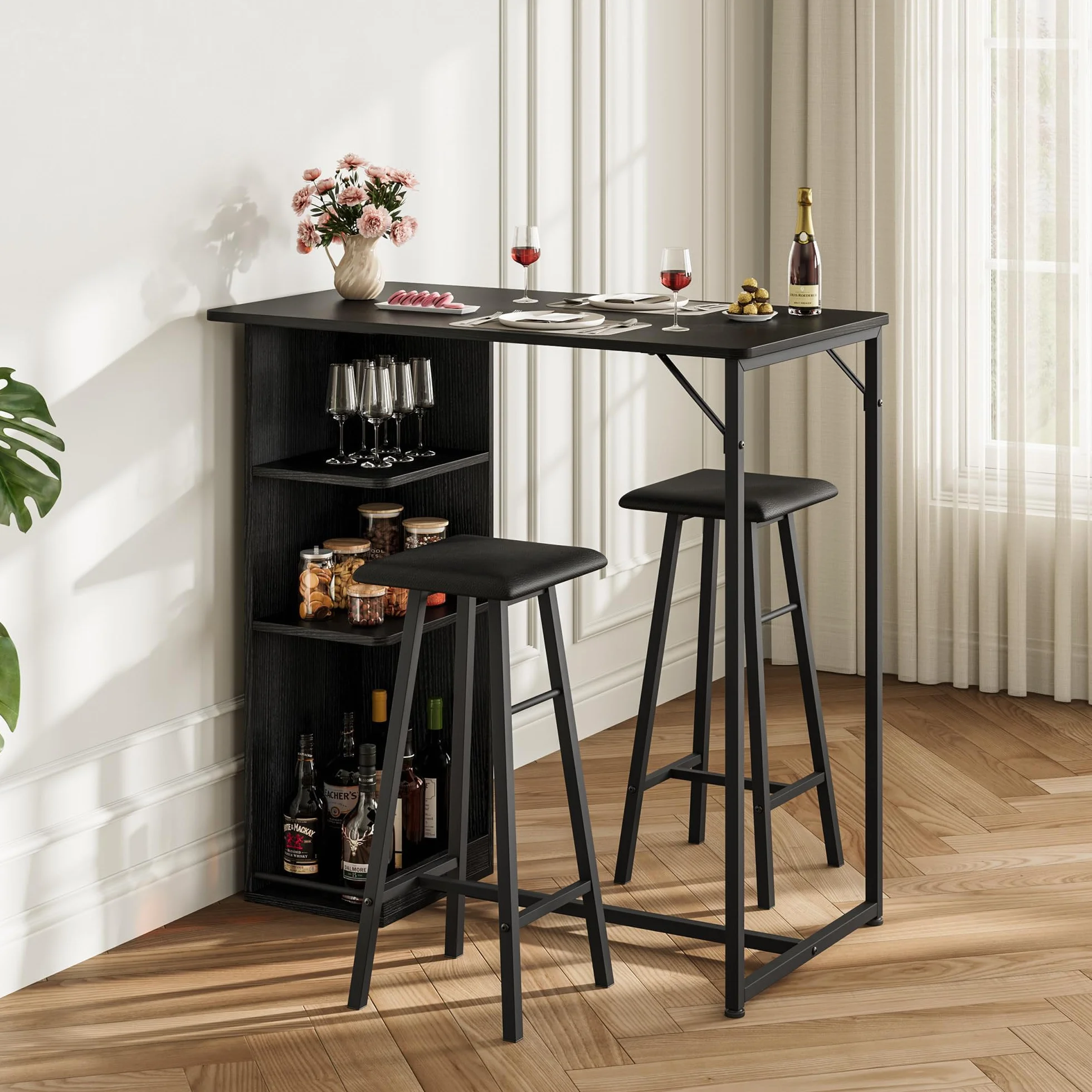 Garvee Conjunto de Bar Industrial 3 Piezas con 3 estantes – Mesa y 2 taburetes, Soporte para Copas – Ideal para Cocina o Comedor pequeño – Negro con Estructura y cojín Negros