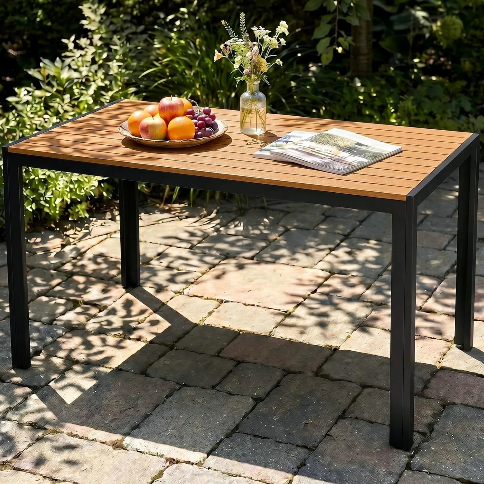 LIFERUN Mesa de Jardín Moderna de WPC 110 x 70 cm, Mesa de Comedor Exterior para 4-6 Personas, Mesa de Balcón de Aluminio, Diseño de Rayas Efecto Madera,Marrón Teca