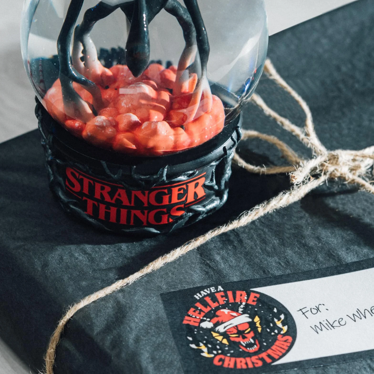 Stranger Things Figura Demogorgon Bola de Nieve 8x10 cm Resina Halloween Navidad