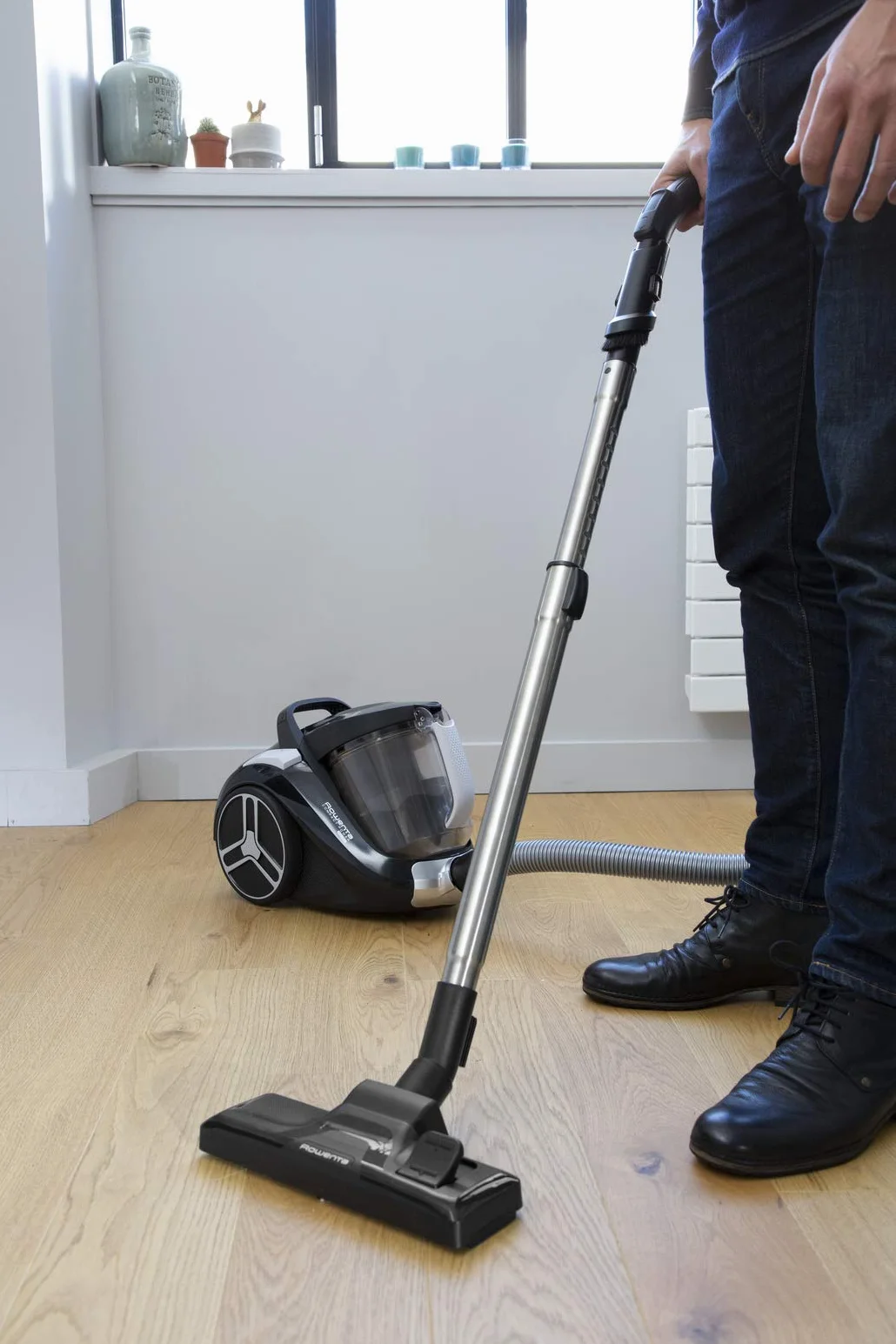 Rowenta Compact Power Cyclonic XL Classic RO4825, Producto renovado, Aspiradora de 2.5 l, diseño Compacto, Motor EffiTech, Especial Ranuras (Reacondicionado)