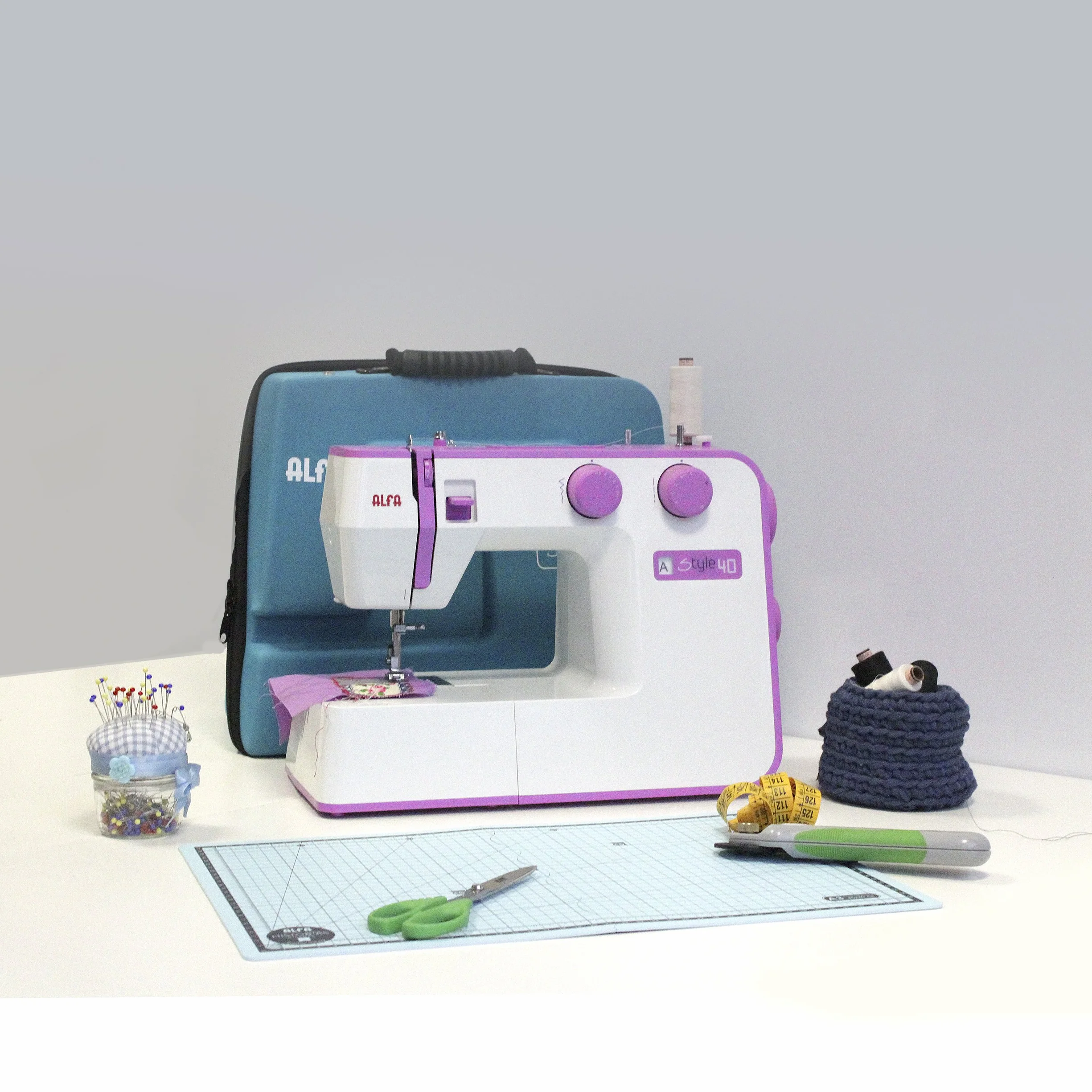 ALFA Máquina de Coser, Style 40, Morada, 31 Puntadas, 30 x 19 x 41 Cm, Accesorios Incluidos