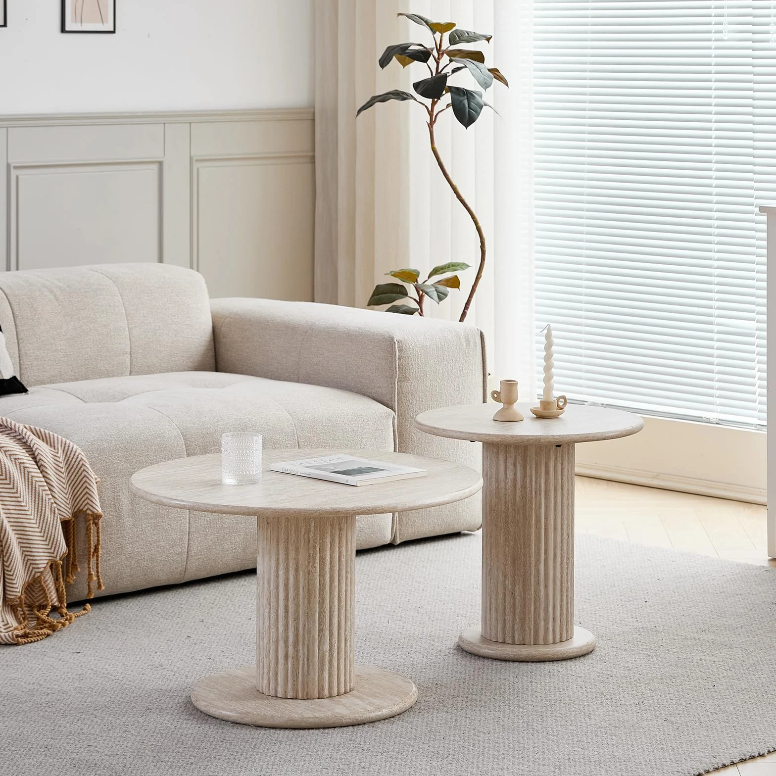 GrandCA HOME Conjunto de 2 Mesas Nido Redondas con Patas Cilíndricas en la Base, Imitación Efecto Travertino Amarillo, Mesa de Centro Moderna de Estilo Minimalista para Salón o Dormitorio