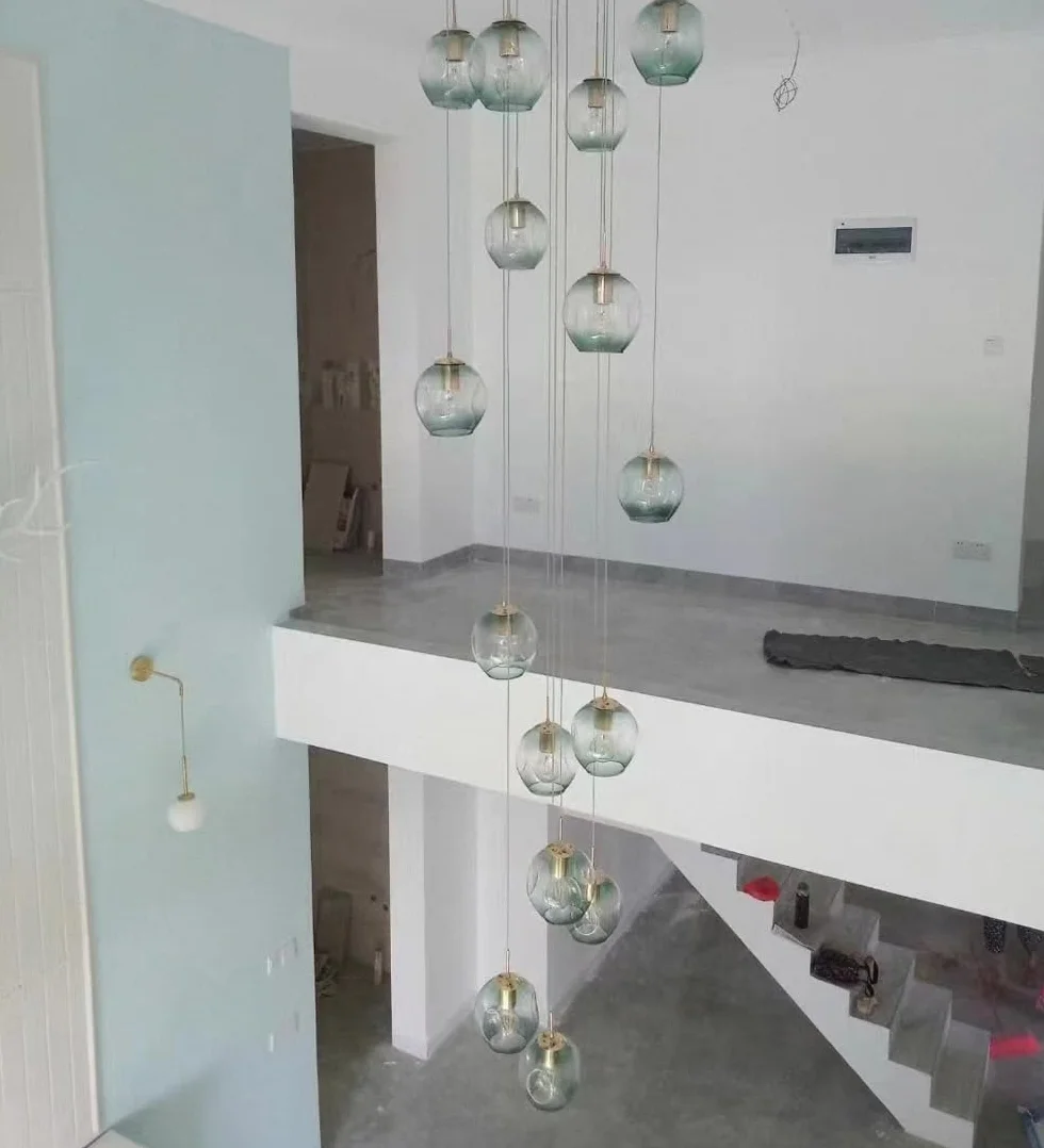 PTLYE Lámpara de araña de Escalera Grande de 18 Bolas, Moderna, Minimalista, Creativa, para Hotel, Villa, Escalera, lámpara Colgante clásica de Bola de Cristal Azul, luz de Techo Grande para Sala