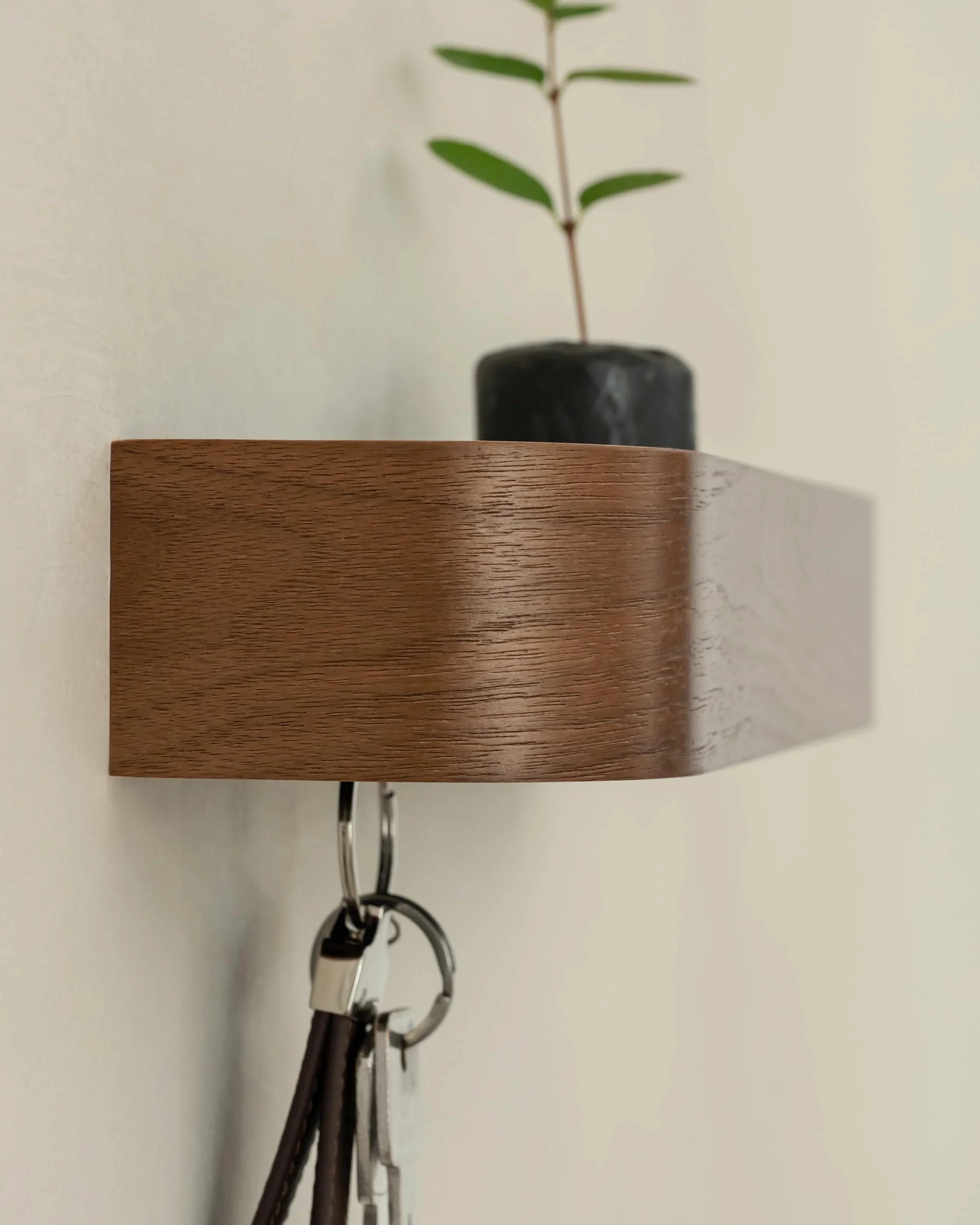 Kazai. Colgador Llaves Pared 'Toke' | Diseño Minimalista de Llavero de Berlín | Porta con Estante de Madera con Ganchos | Cuelga para Entrada y Pasillo | Nogal
