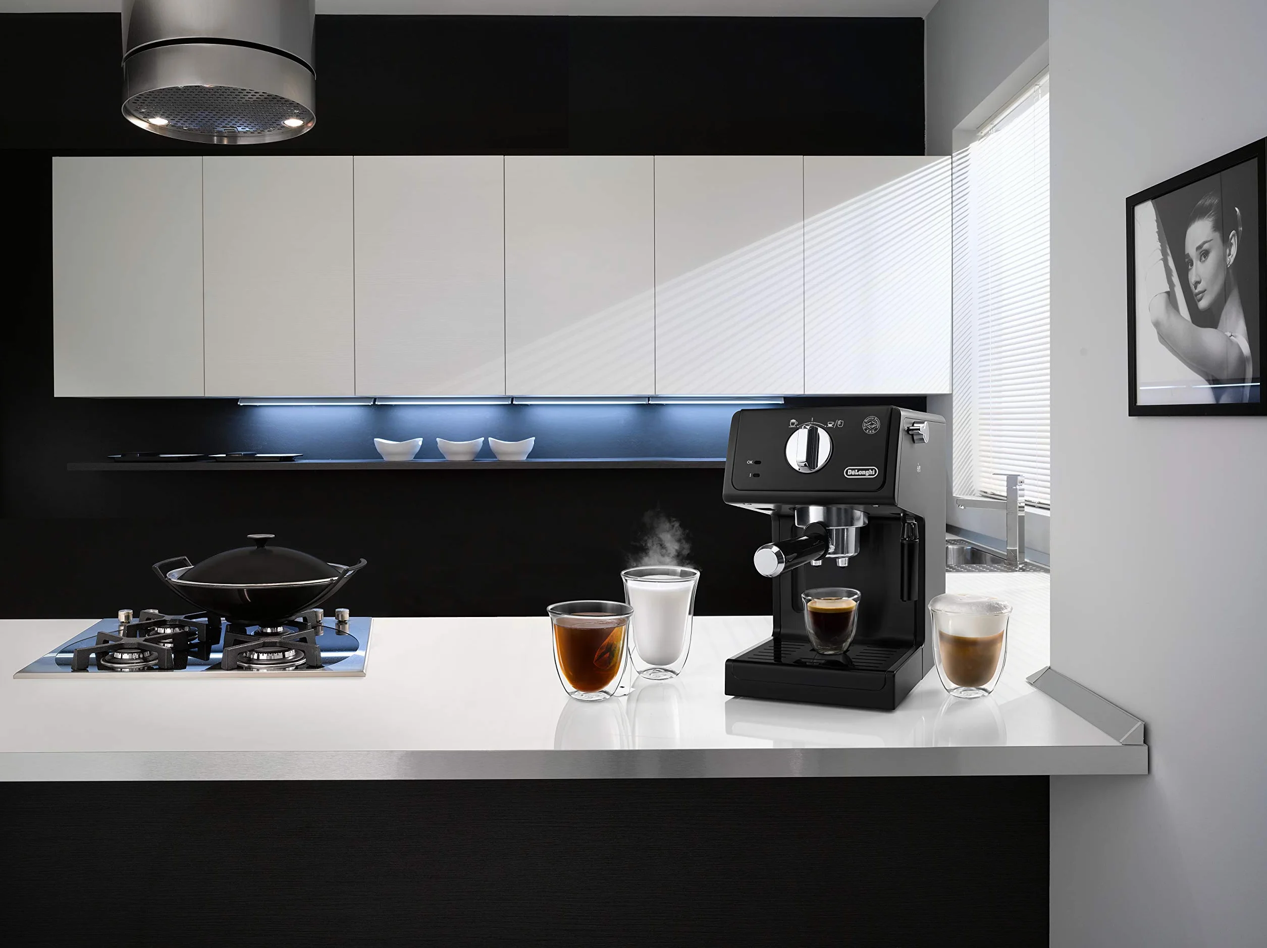 De'Longhi Máquina de café expreso | Portafiltro con acabado de aluminio | Boquilla de espuma de leche | También para cápsulas | Negro
