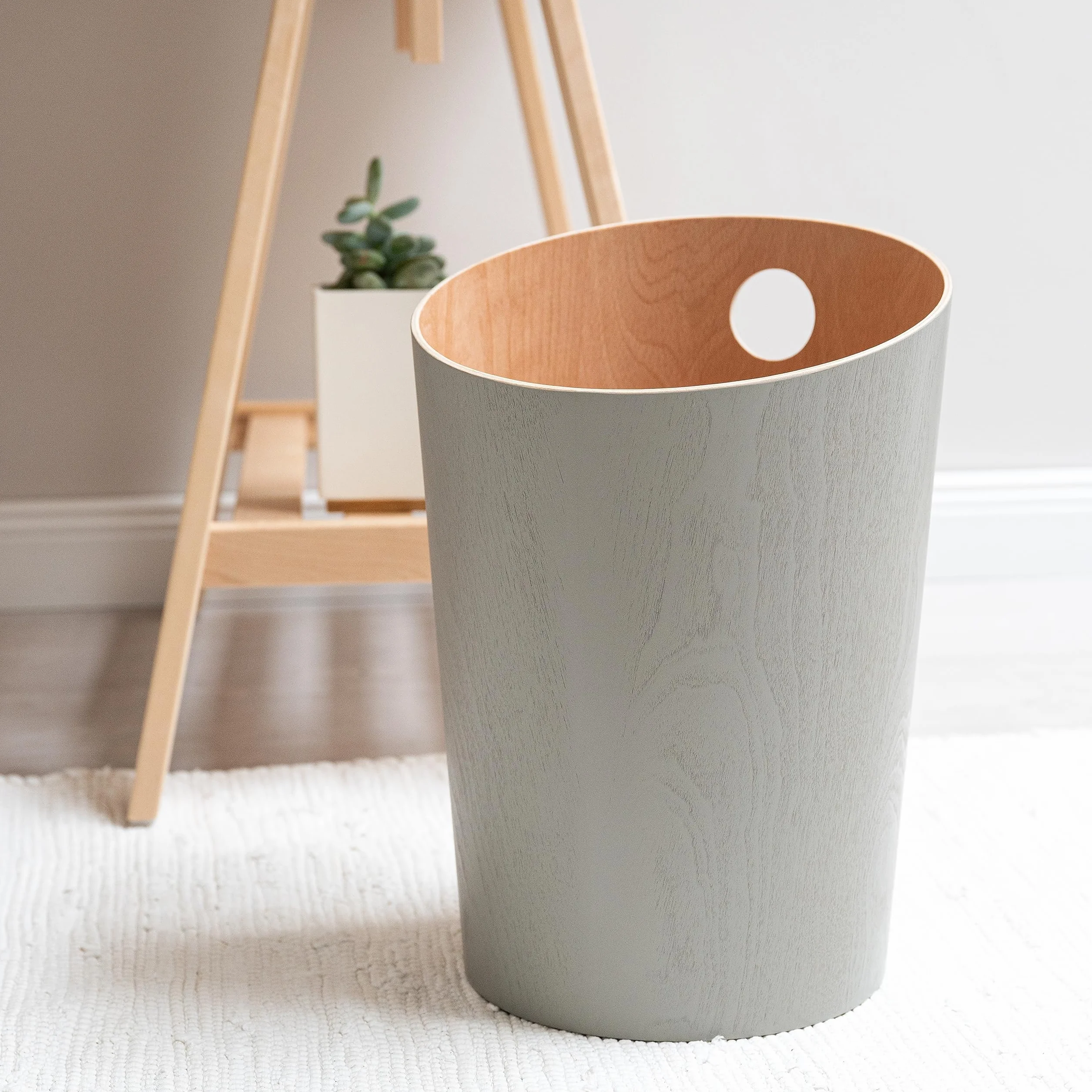 Kazai. Papelera de Diseño 'Bennet' | Cubo Basura Única para Oficina, Dormitorio, Habitación Infantil y Más | Papelera Hecha de Chapa de Madera Real | Gris (claro)