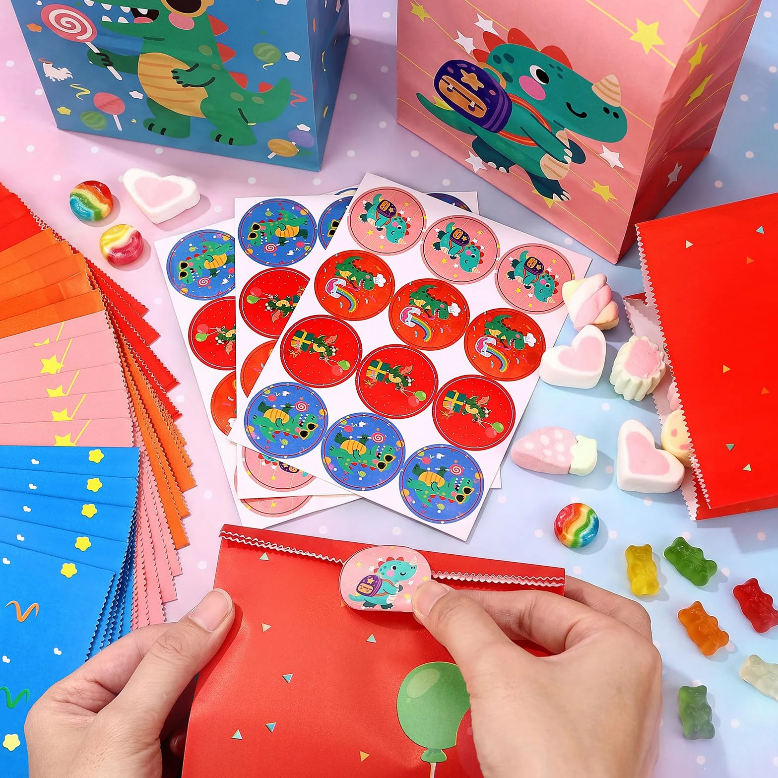 DESPOINA 24 Bolsas de Papel con Diseño Dinosaurios y 36 Pegatinas, Bolsas Cumpleaños Infantil, Bolsitas Cumpleaños Infantiles, Bolsas Regalo Cumpleaños Infantil, Embalaje de Regalos, 24x13x8 cm (B)