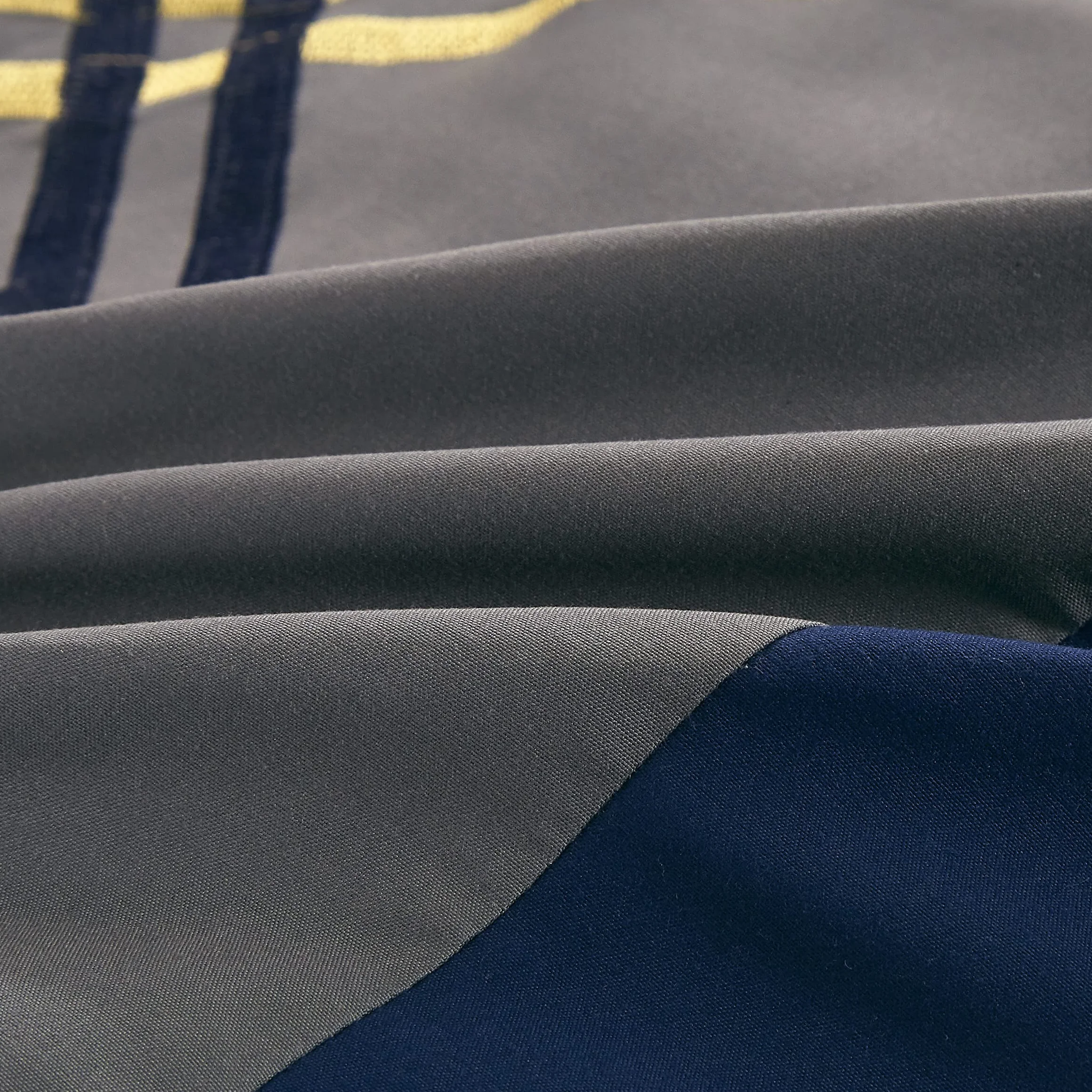 Chezmoi Collection Arden - Juego de Ropa de Cama, edredón Moderno Plisado a Rayas Bordadas en Zigzag de 7 Piezas (Matrimonio, Azul Marino/Gris/Amarillo/Blanco)