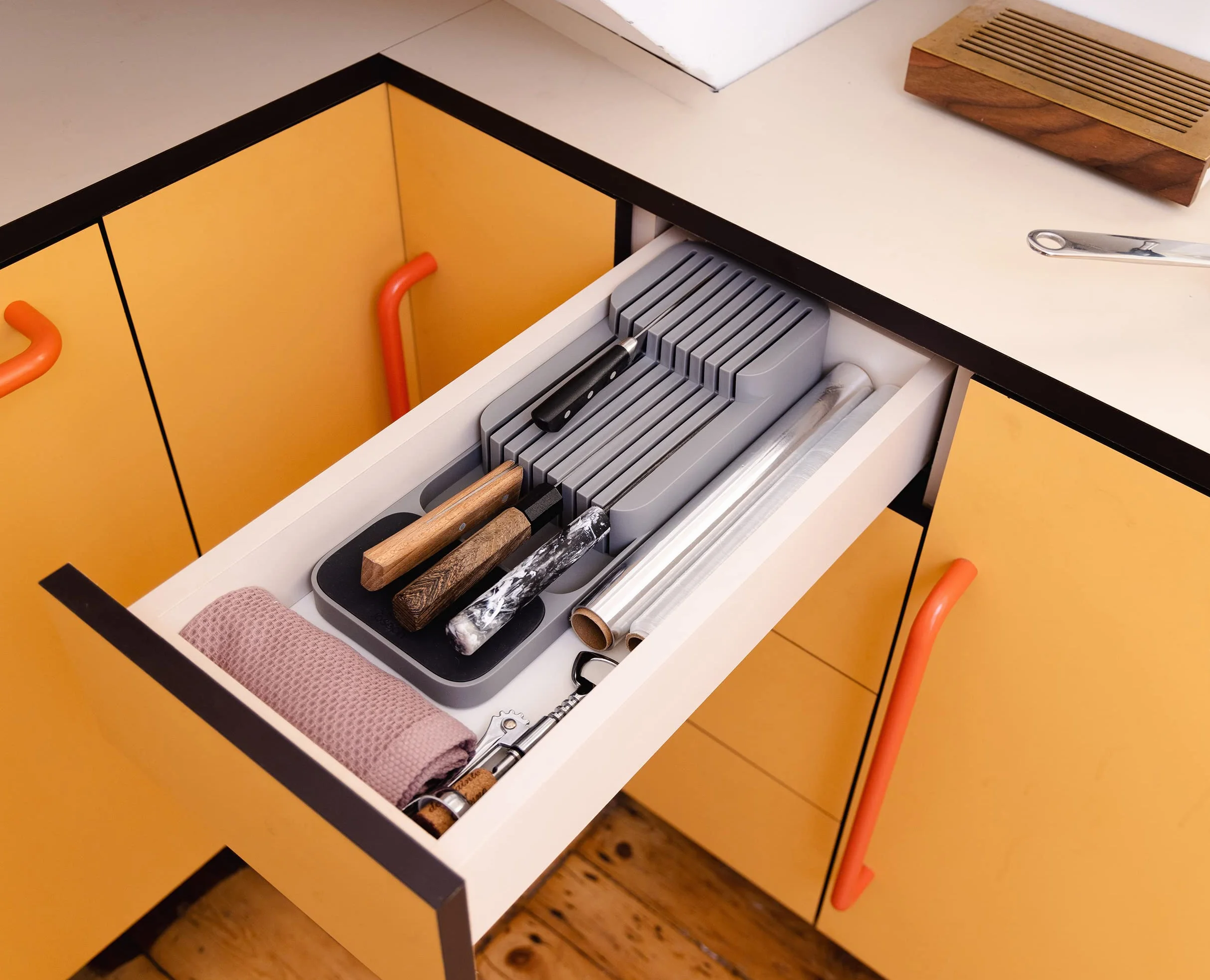 Joseph Joseph Drawer Store - Bloque de cuchillos horizontal de dos niveles, Portacuchillos Organizador para cajones, 9 ranuras, Gris