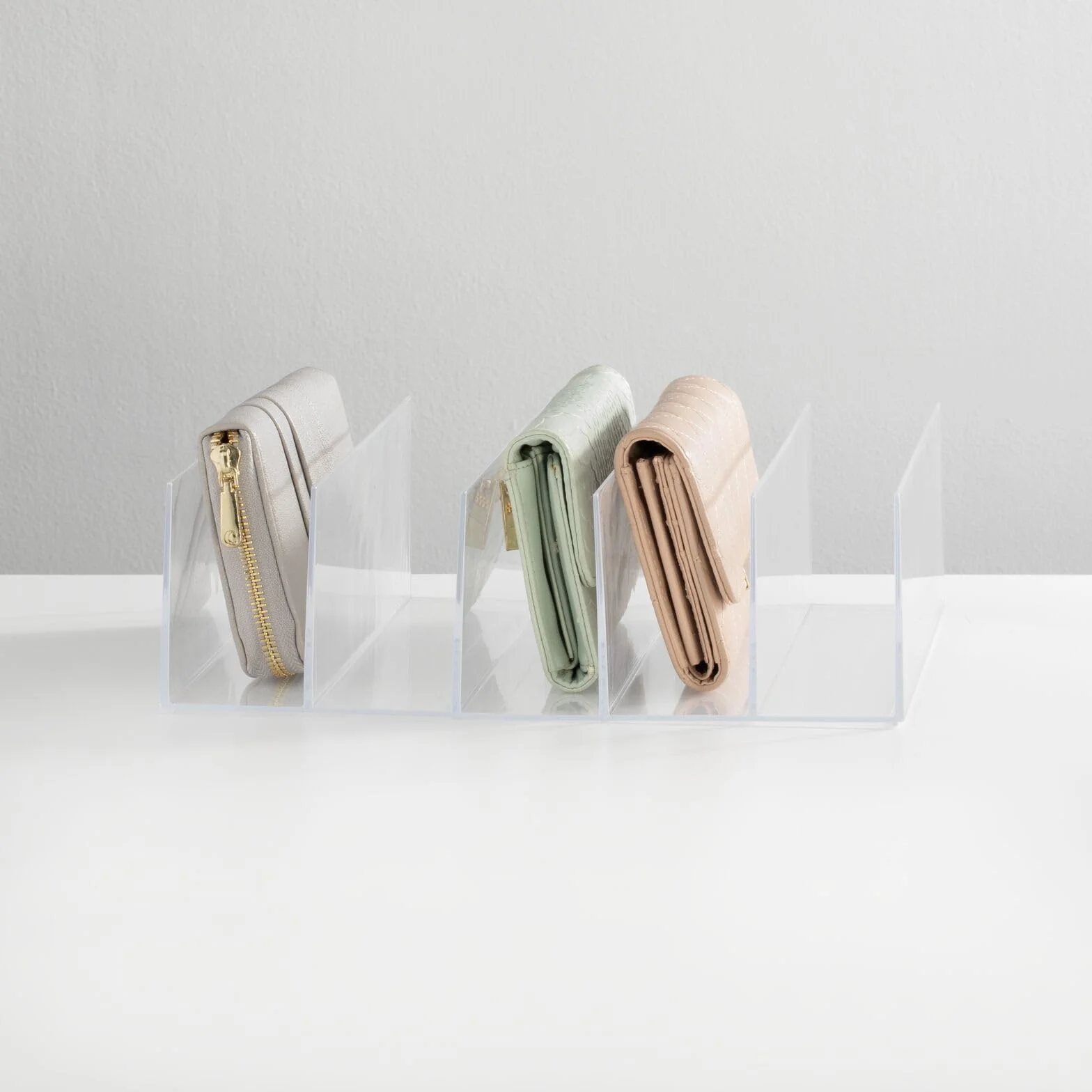 mDesign Expositor de plástico para bolsos de mano – Prácticos soportes para carteras, monederos, billeteros, etc. – Organizador de bolsos con 5 compartimentos – Juego de 4 – azul transparente