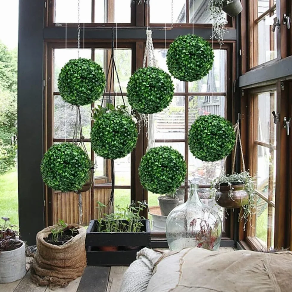 Lecreatekit Paquete de 2 bolas artificiales de boj de 28 cm, plantas topiarias artificiales para decoración colgante, esferas de plástico resistentes a la intemperie para decoración de jardín interior