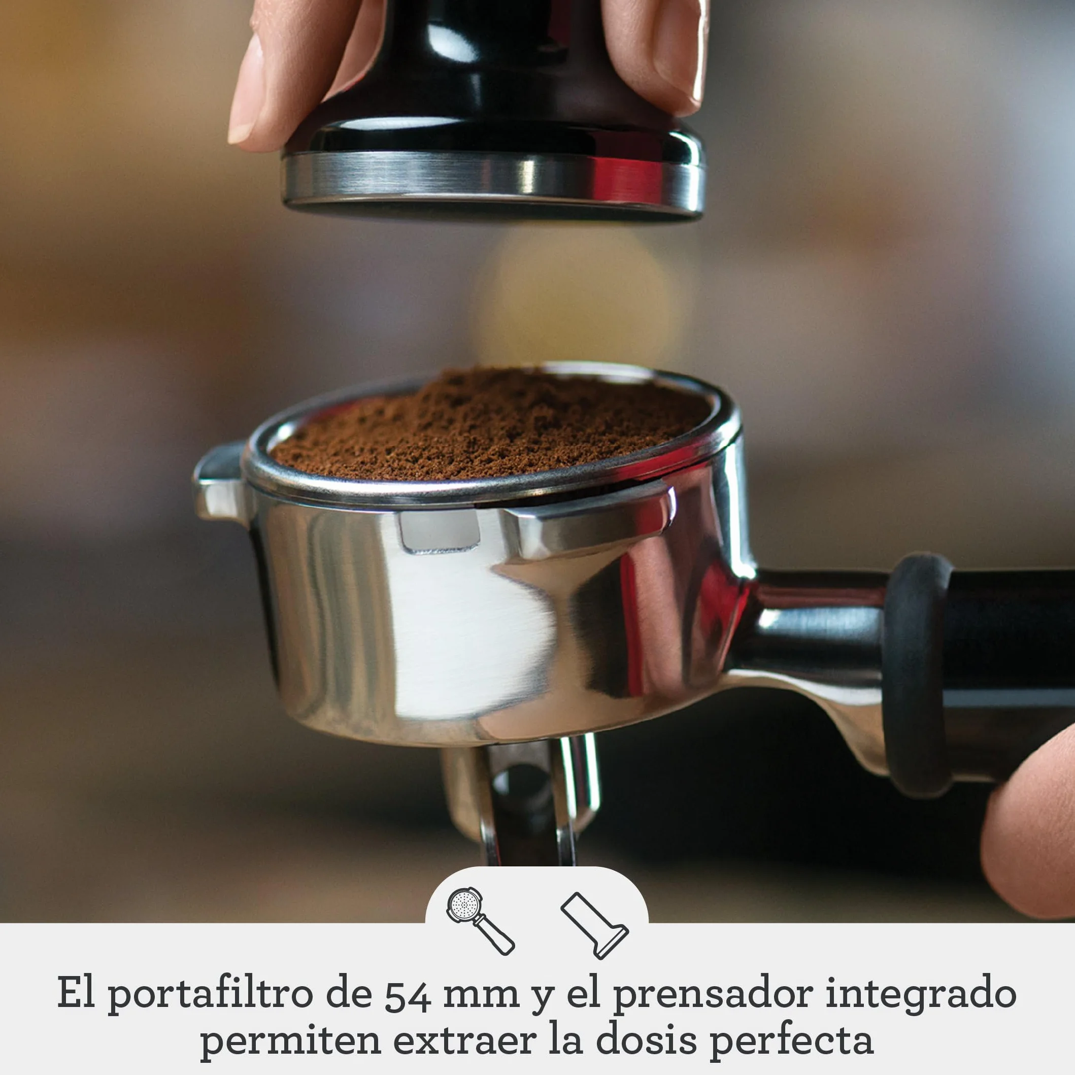 Sage - The Barista Touch -Cafetera Profesional con Pantalla Táctil, Molinillo Incorporado y Espumador de Leche -Prensador Extraíble, 5 Preajustes - Máquina de Café Espress - Acero Inoxidable Cepillado