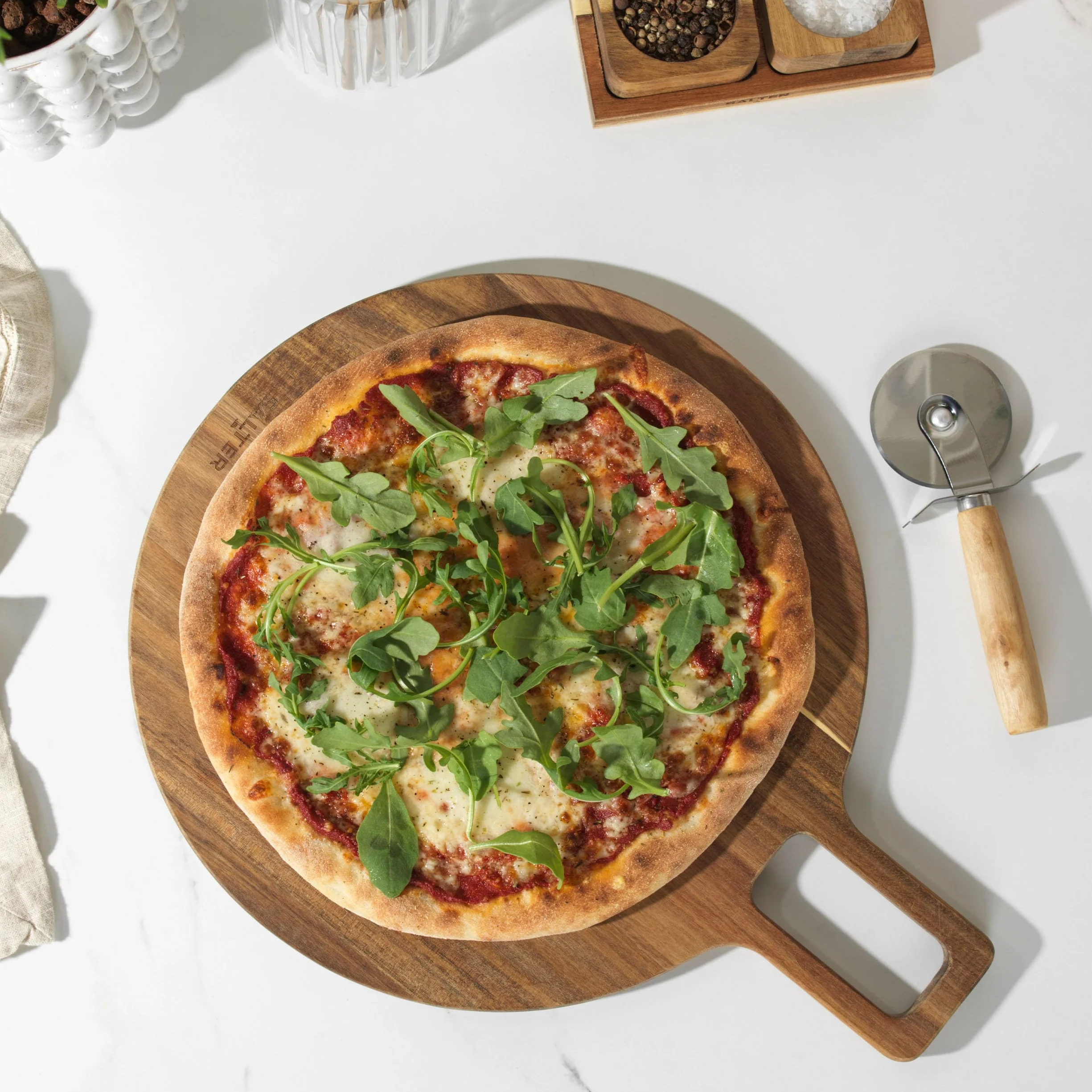 Salter Toronto Tabla de pizza de madera de acacia FSC con asa y aro colgante