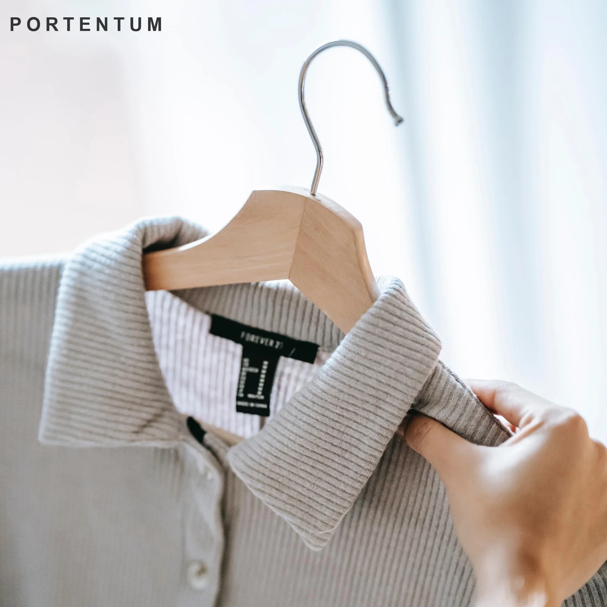 PORTENTUM Set de 20 Perchas de Madera para Ropa, Color Natural. Gancho Giratorio 360º, Perchas Pantalones, Colgador Antideslizante para Trajes, Chaquetas y Camisas, Muescas para Vestidos y Blusas