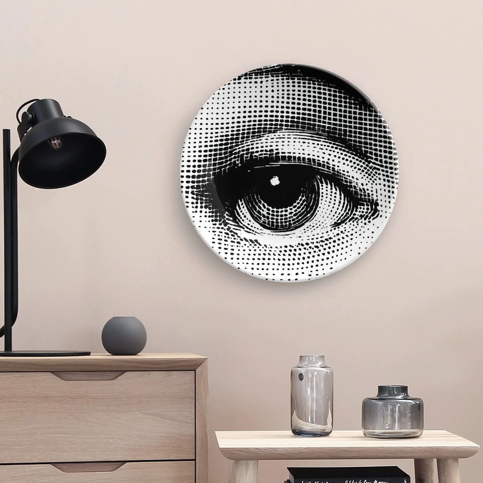 Lina Cavalieri Plato decorativo de pared misterioso 25,4 cm A1 con soporte y gancho