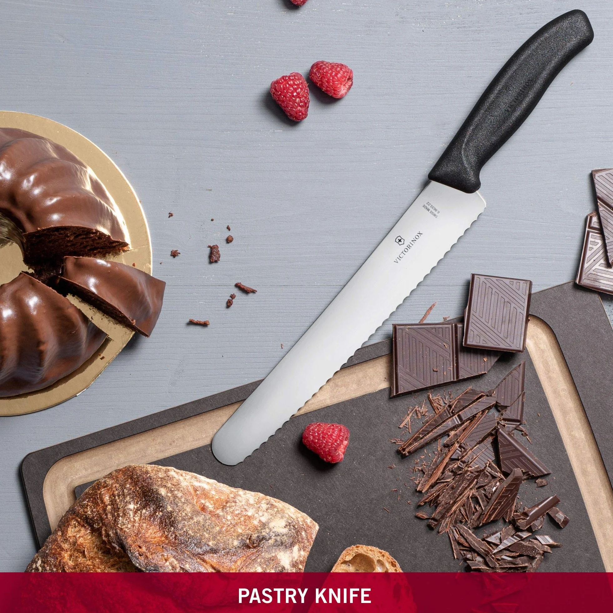 Victorinox, Swiss Classic, Cuello de pastelería hoja muy afilada, filo dentado, 26 cm, mango de plástico robusto, acero inoxidable, negro