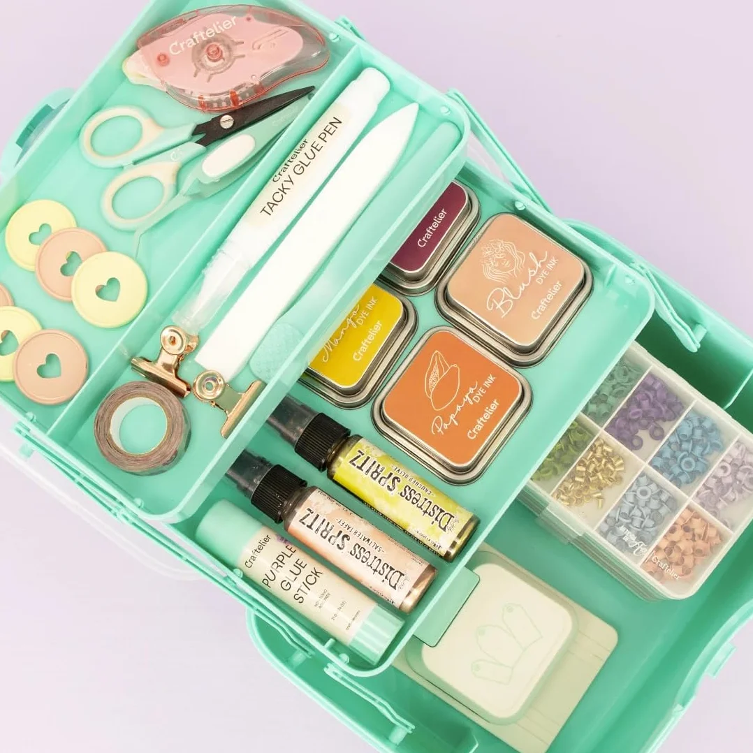 Craftelier - Caja de Almacenamiento Multiusos de Plástico Resistente | Organizador 3 Niveles con Bandejas Extraíbles para Herramientas, Manualidades, Botiquín y Accesorios | 27x23x23,5 cm | Verde