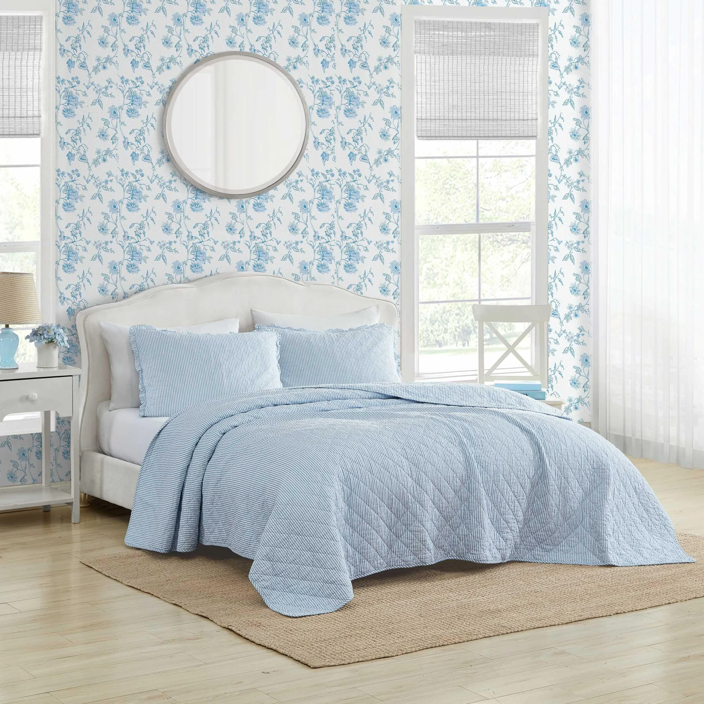 Laura Ashley - Juego de edredón tamaño King, Ropa de Cama súper Suave con Funda de Almohada a Juego, decoración Casual para el hogar (Rayas Azules Oxford, King)
