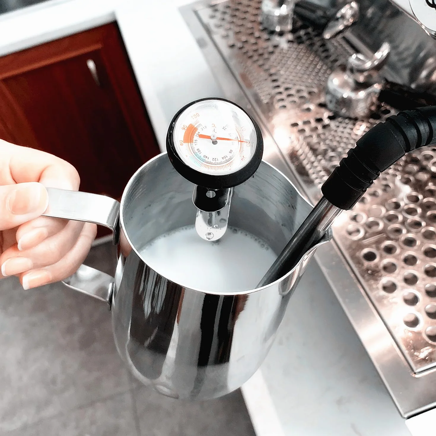 UZER Jarra de Espuma de Leche con Termómetro, 620 ml, Acero Inoxidable, Accesorio para Máquina de Café Espresso (600ml con latte art pen bolígrafo)