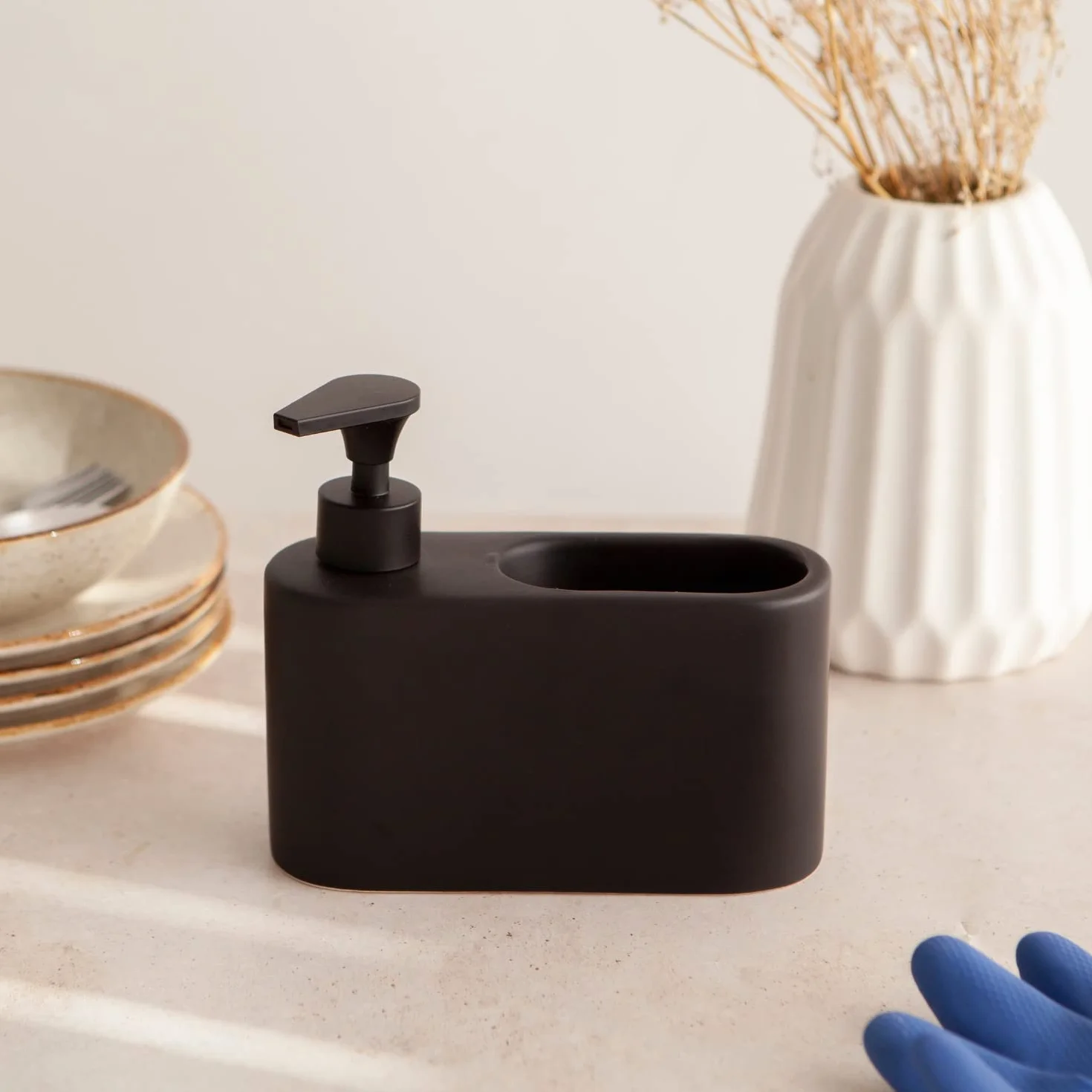 Juego de Accesorios de Cocina | Incluye 1 x Salero de Cocina con Tapa basculante de Bambú y 1 x Dispensador de Jabón de Cocina con Hueco para Guardar el Estropajo | Negro Mate