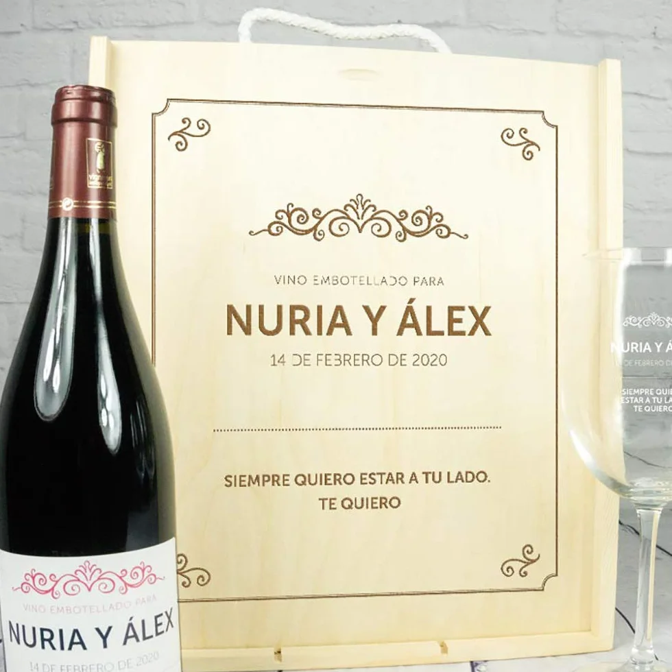 Calledelregalo Regalo Personalizado para Parejas: Kit con Botella de Vino + Copas de Vino + Caja de Madera, Todo ello Personalizable con Nombres, Fecha y dedicatoria