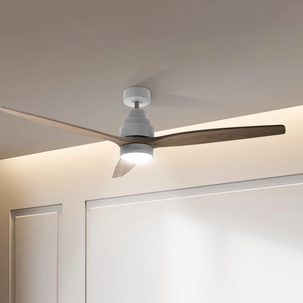 Cecotec Ventilador de Techo con Luz EnergySilence Aero 5300 White&Wood Design. 30W, Diámetro 52” con 3 Aspas, Motor DC, Luz LED, Mando a distancia, Temporizador y Modo Winter-Summer