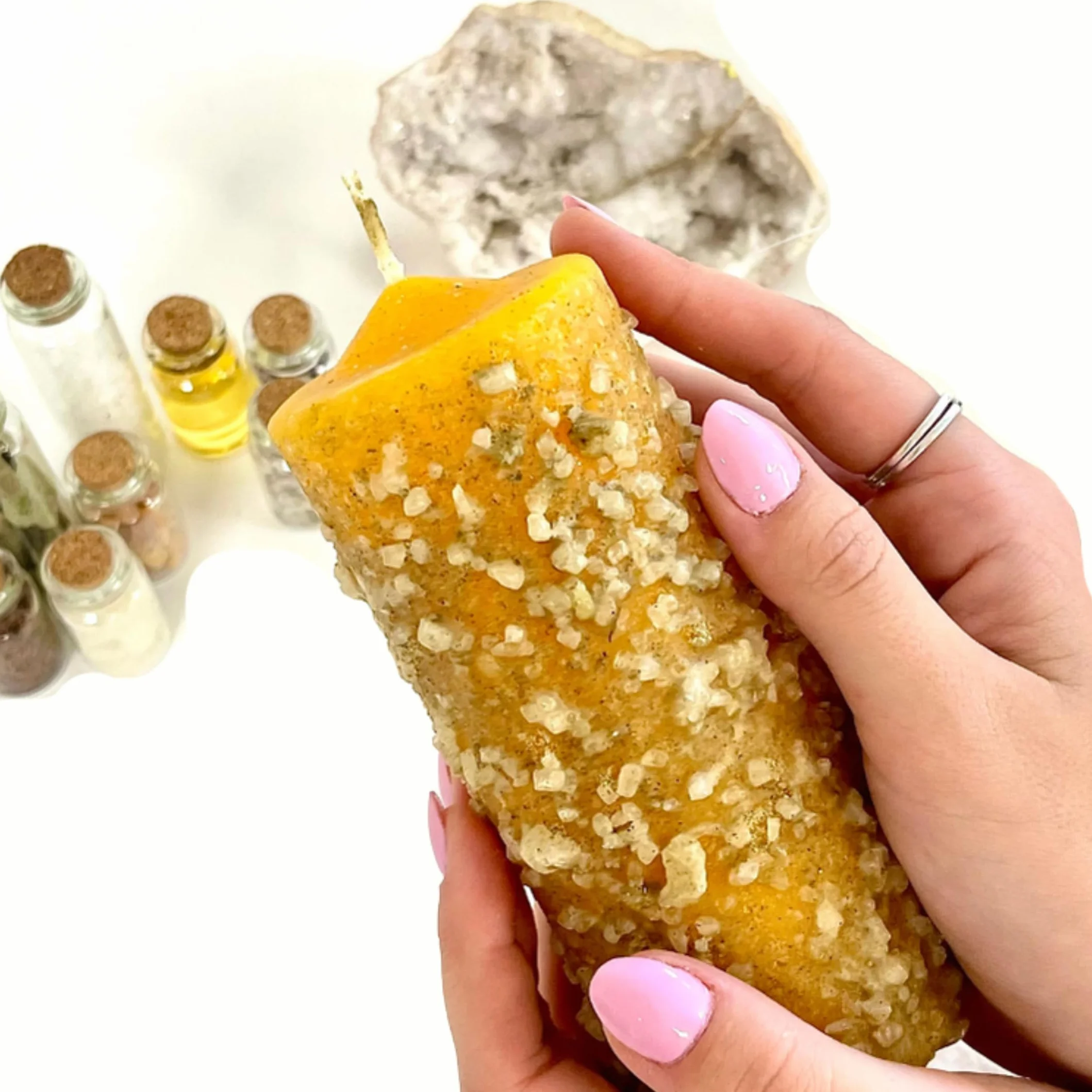 Velón Herbóreo Ruda y Sal – Vela Amarilla con Hierbas Naturales para Limpieza y Protección Energética | Ritual Esotérico con Ruda y Sal | Incluye Oración e Instrucciones