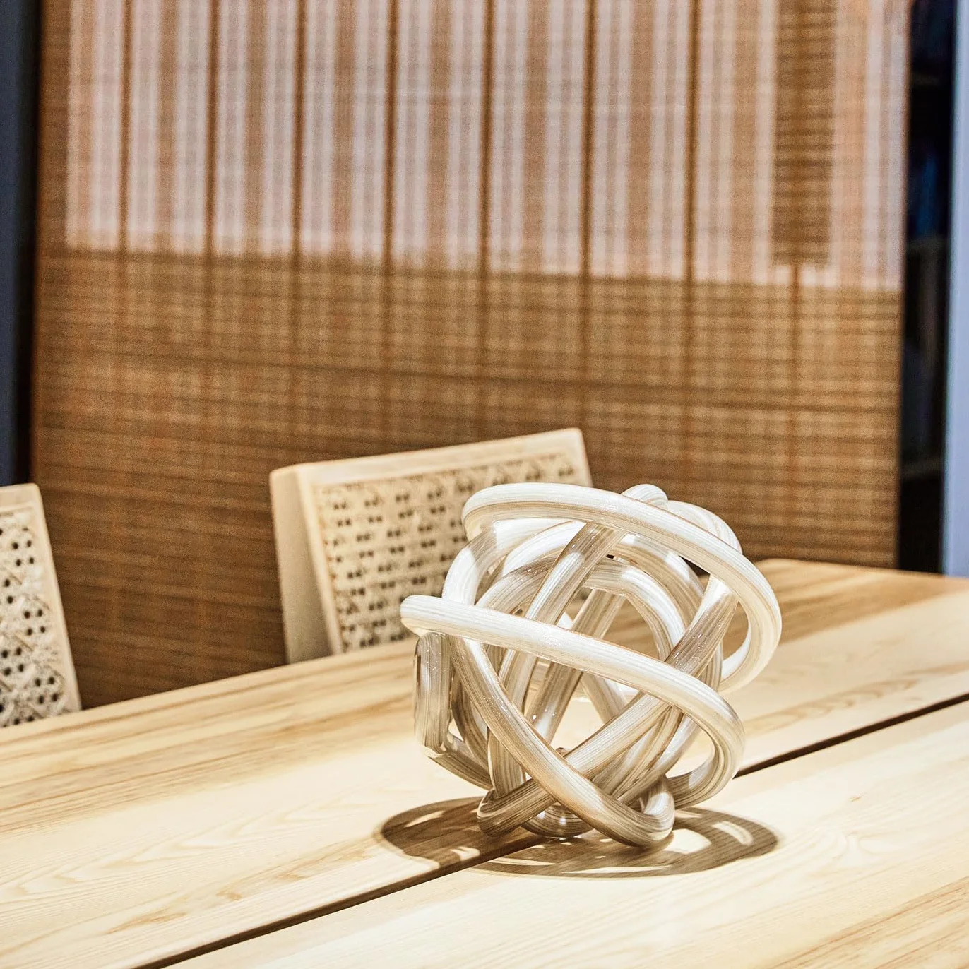 Luxury Lane Bola de cristal soplada a mano con nudo infinito Sommerso Art Orbit para decoración del hogar, centro de mesa de 4 pulgadas de alto, decoración de mesa, oro blanco