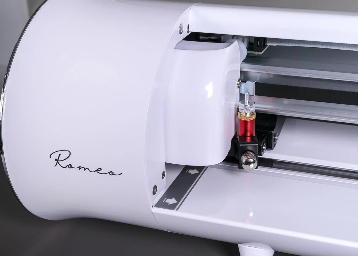 Siser Romeo® Plotter de corte de alta definición – Versátil y potente, corta más de 300 materiales incluyendo vinilo, adhesivos y piel sintética, con un ancho máximo de corte de 60 cm.