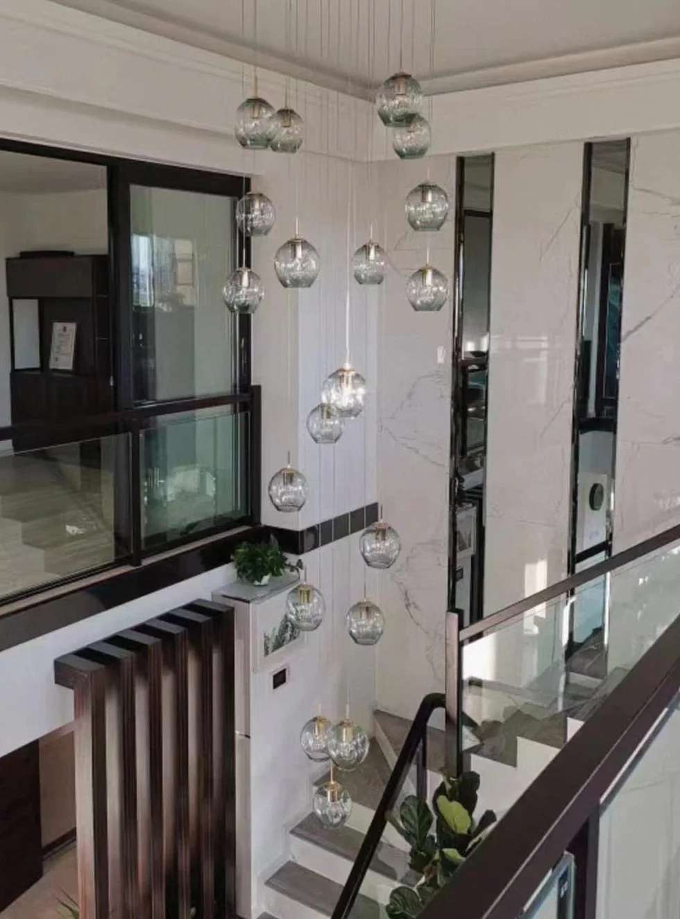 PTLYE Lámpara de araña de Escalera Grande de 18 Bolas, Moderna, Minimalista, Creativa, para Hotel, Villa, Escalera, lámpara Colgante clásica de Bola de Cristal Azul, luz de Techo Grande para Sala