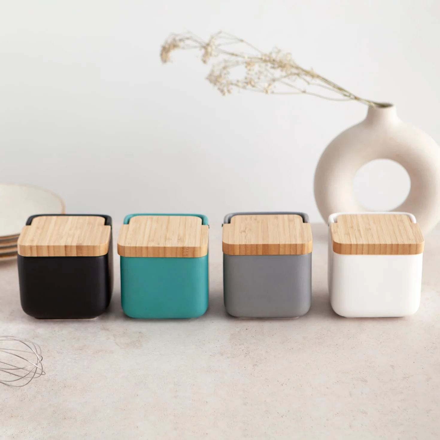 Juego de Accesorios de Cocina | Incluye 1 x Salero de Cocina con Tapa basculante de Bambú y 1 x Dispensador de Jabón de Cocina con Hueco para Guardar el Estropajo | Negro Mate