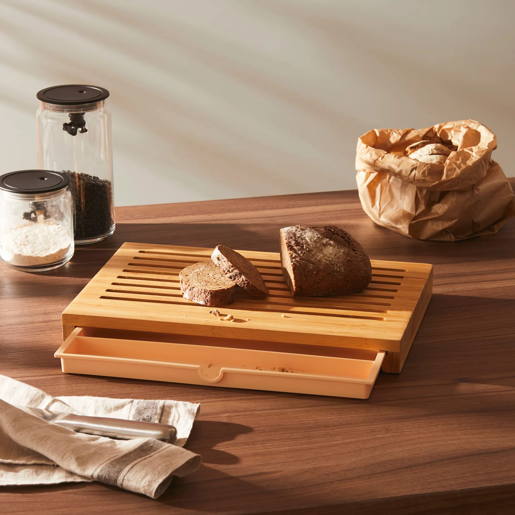 Alessi | GAG02 Sbriciola Tabla de Cortar de Bambú con Recogedor