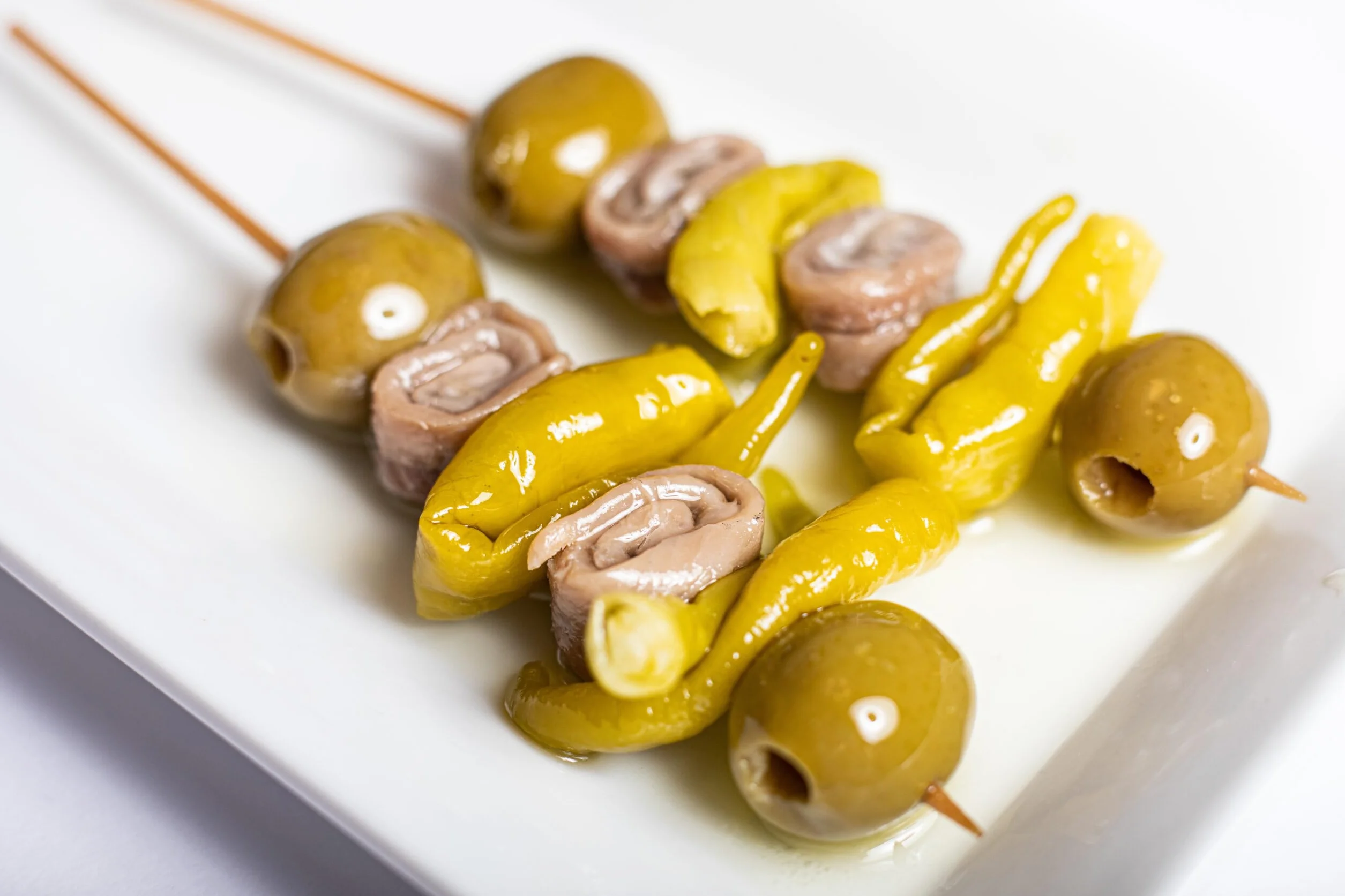 Gildas con anchoas de Santoña 6 uds Pack 6 bandejas con guindilla aceitunas rellenas aceite de girasol y sal