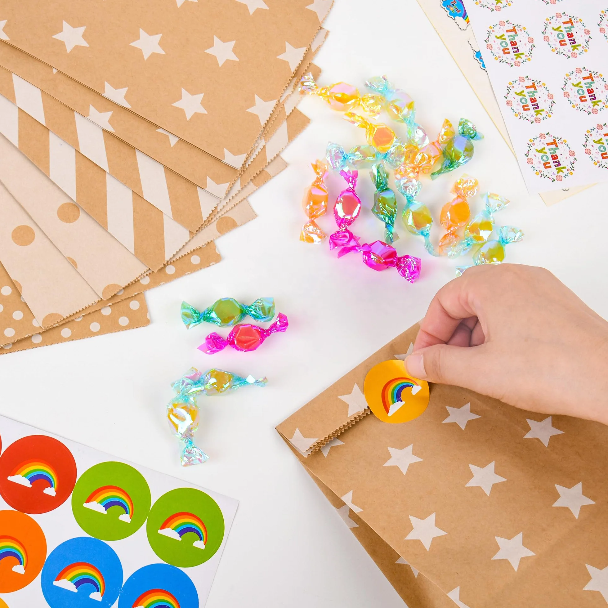 Aurinovellia 20 Piezas Bolsas de Papel Kraft, Bolsas Chuches Cumpleaños con 36 Pegatinas, Bolsa Dulce de Regalo, para Envolver Regalos, Regalos, Celebración, Boda, Fiesta