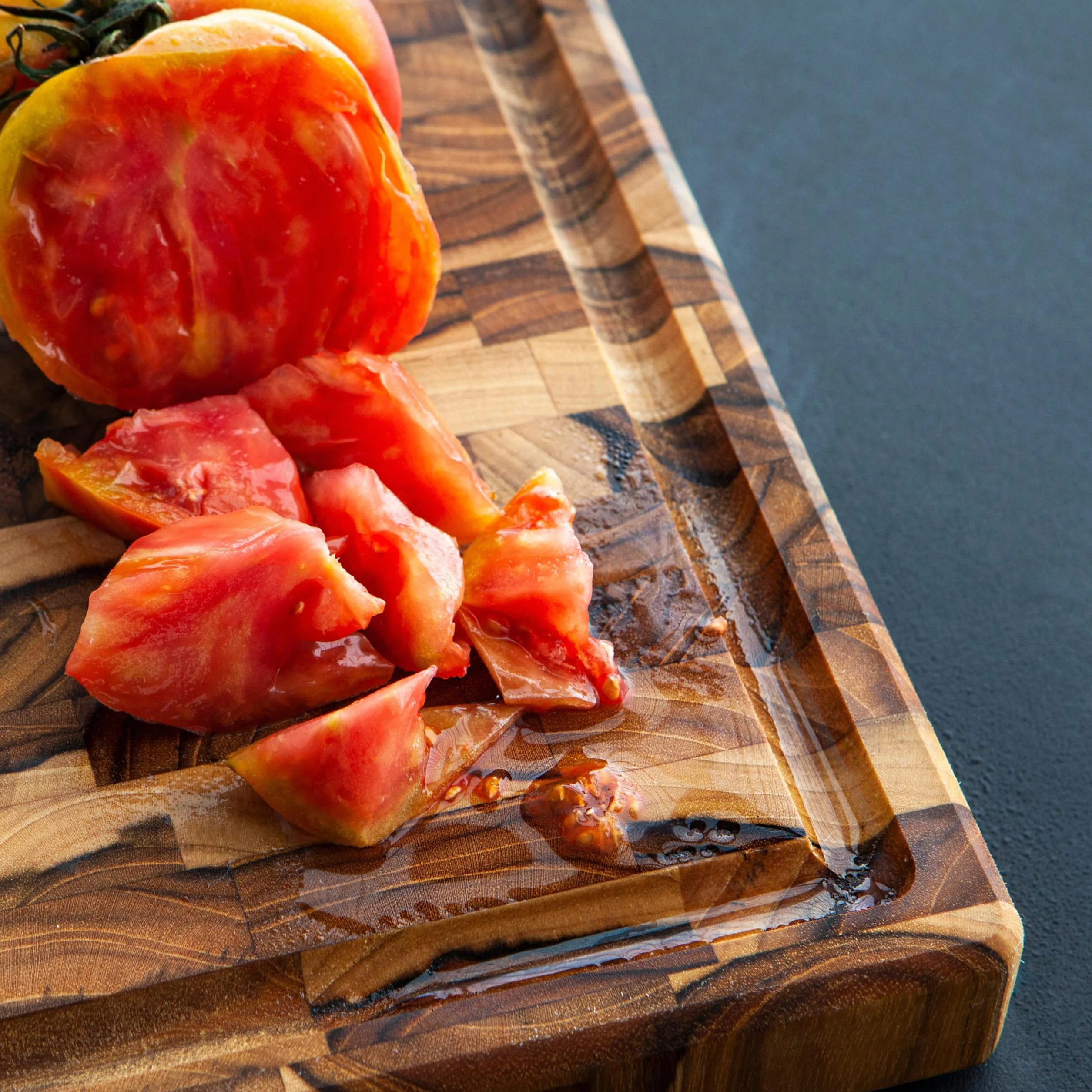 Erreke Tabla de Madera de Teca End Grain, 58x38x3.2 cm, Extra Grande | con Ranura para Jugos. Patas Antideslizantes y Asas Integradas. Tabla Madera Cocina. Para Quesos Embutidos Carne Pan