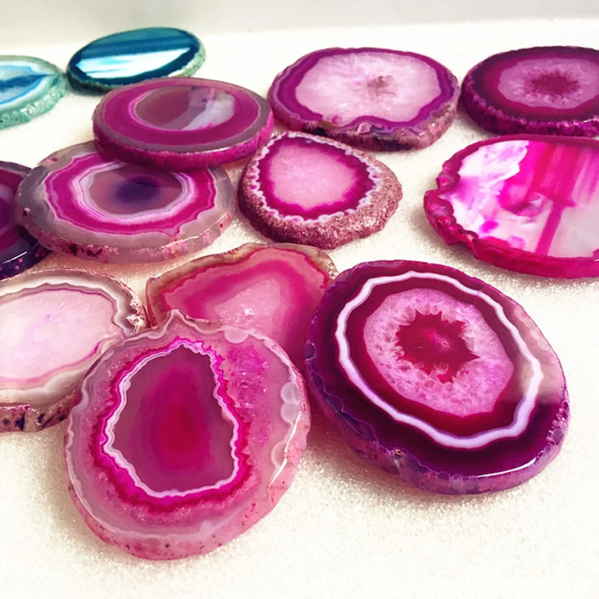 LIFKOME Rebanadas Decorativas de Ágata Pulida Ovalada 6-8 CM 2 Piezas Rosa y Azul Piedra Natural para Decoración del Hogar y Oficina Accesorios para Fuentes Interiores y Jardinería