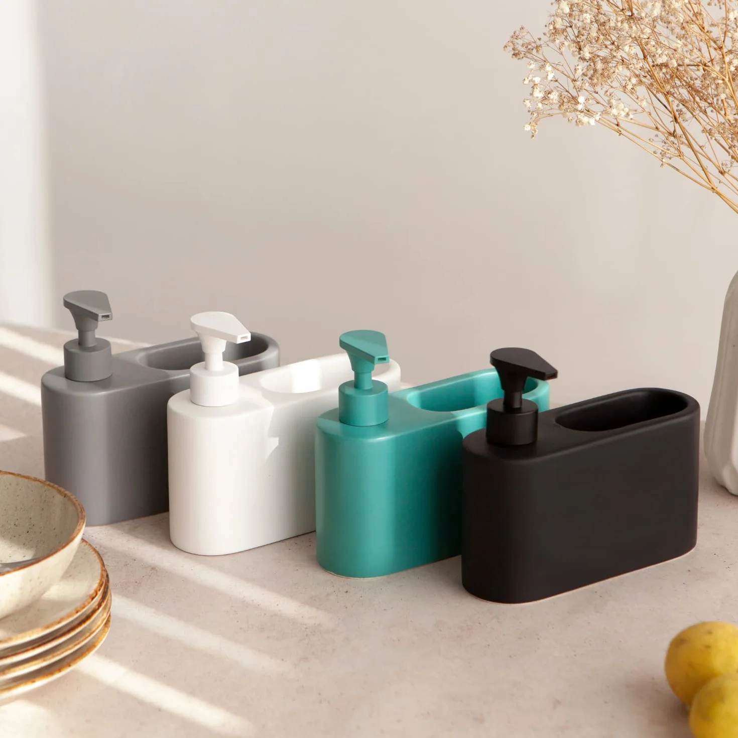 Juego de Accesorios de Cocina | Incluye 1 x Salero de Cocina con Tapa basculante de Bambú y 1 x Dispensador de Jabón de Cocina con Hueco para Guardar el Estropajo | Negro Mate