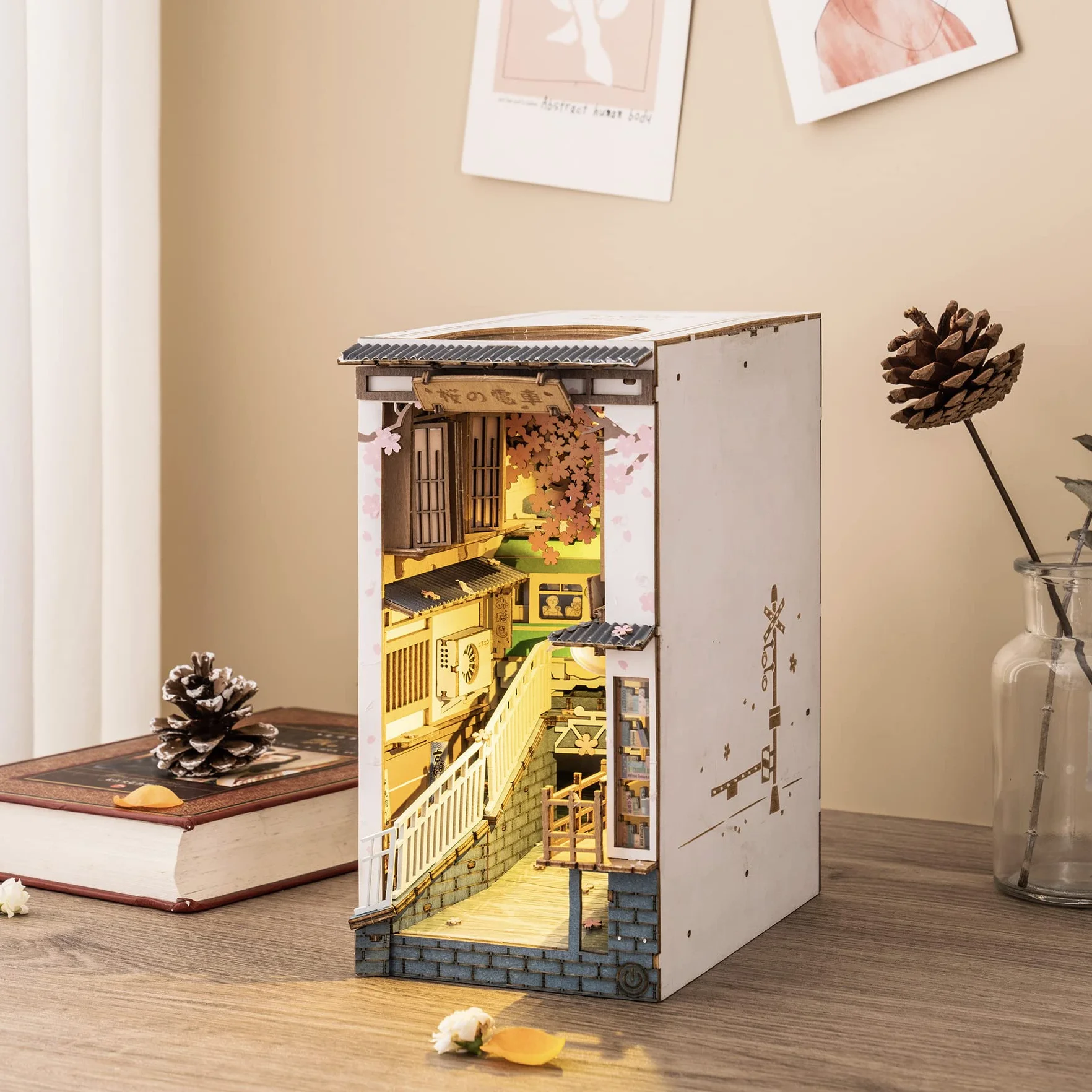 ROBOTIME Sakura Densya Book Nook Kit, Casa Libros de Madera, Bookend con Luces LED, Hogar, Decoración de Estantería, Regalo del Día de la Madre