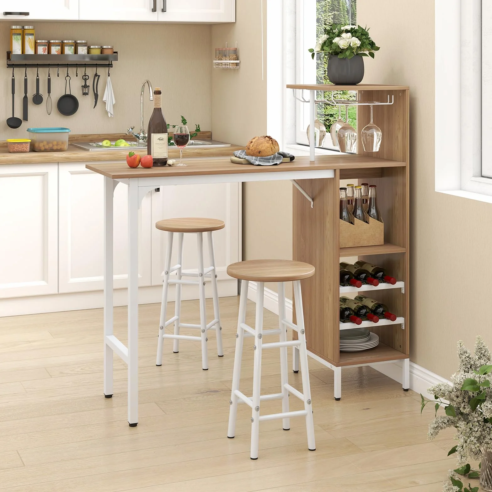 COSTWAY Juego de 3 Piezas Mesa y Sillas de Bar, Mesa y Taburetes Industriales con Soportes para Copas de Vino y Estantes para 6 Botellas de Vino, Juego de Mesa para Comedor Cocina (Natural)