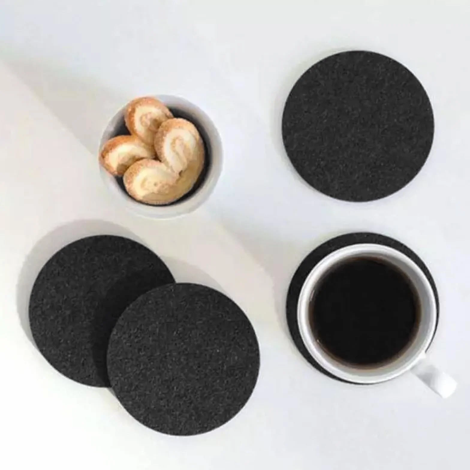 12 Piezas Posavasos de Fieltro Redondo,10 cm Diámetro Grosor 3 mm Posavasos Antideslizante Aislado y Resistentes al Calor Lavables Premium para Vasos Taza Macetas Café o Té Etc (Gris Oscuro)
