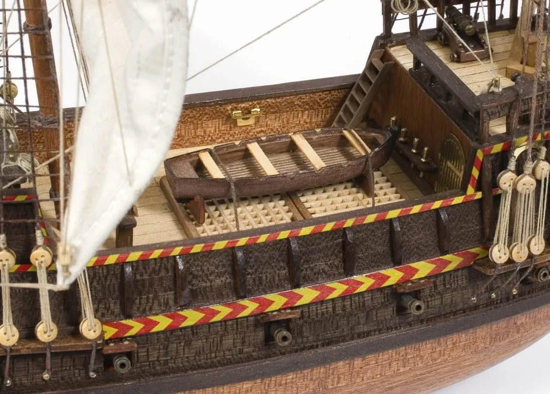 Barco de Madera Occre Golden HIND 1/85