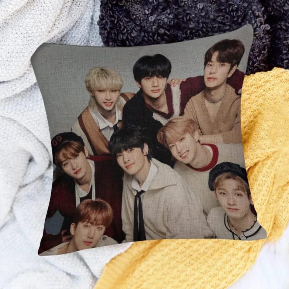 Stray Kids Kit de Regalo para Niños: Funda de Almohada, Collar, Pegatinas, Llavero, Abanico de Mano