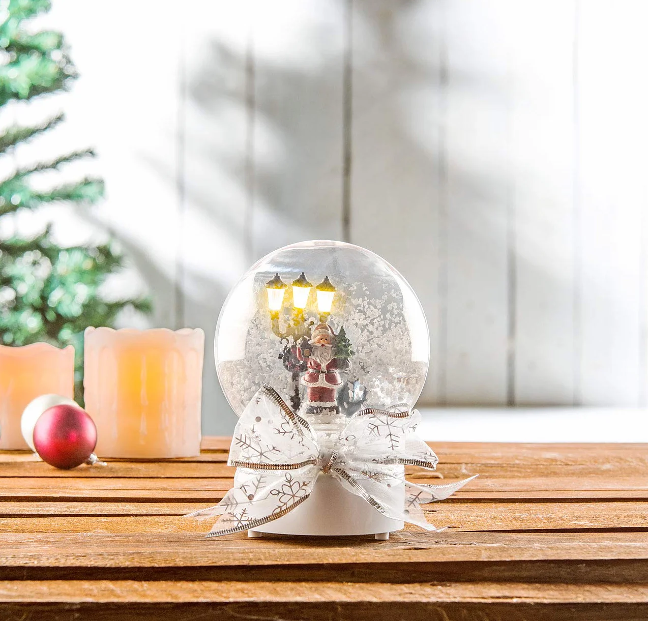 Infactory Globos de Nieve de Navidad - Bola: Globo de Nieve con Papá Noel Cantando, Mini farola de Calle con Leds, Activa luz, Sonido y torbellino de Nieve al Tocar (Esfera Cristal, Globo música)
