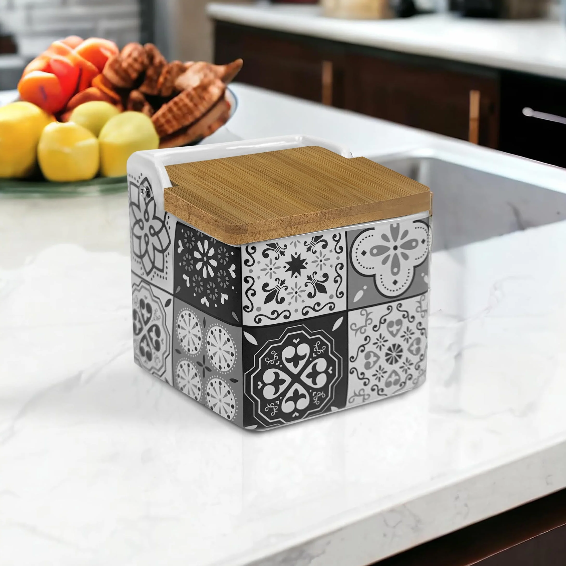 TIENDA EURASIA - Salero de Cocina de Cerámica | Tapa Abatible de Bambú | Diseño Moderno de Mosaico | Color Gris | Medida 12 x 12 x 11 cm | Saleros de Cocina Modernos