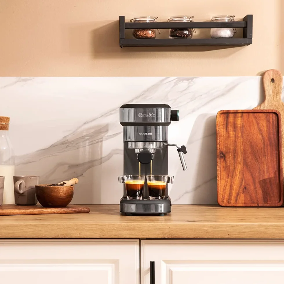Cecotec Cafetera Express Cafelizzia 890 Dark. Espressos y Cappuccino, 1350 W, Sistema Thermoblock, 20 Bares, Modo Auto para 1-2 Cafés, Vaporizador Orientable, Capacidad 1,1L