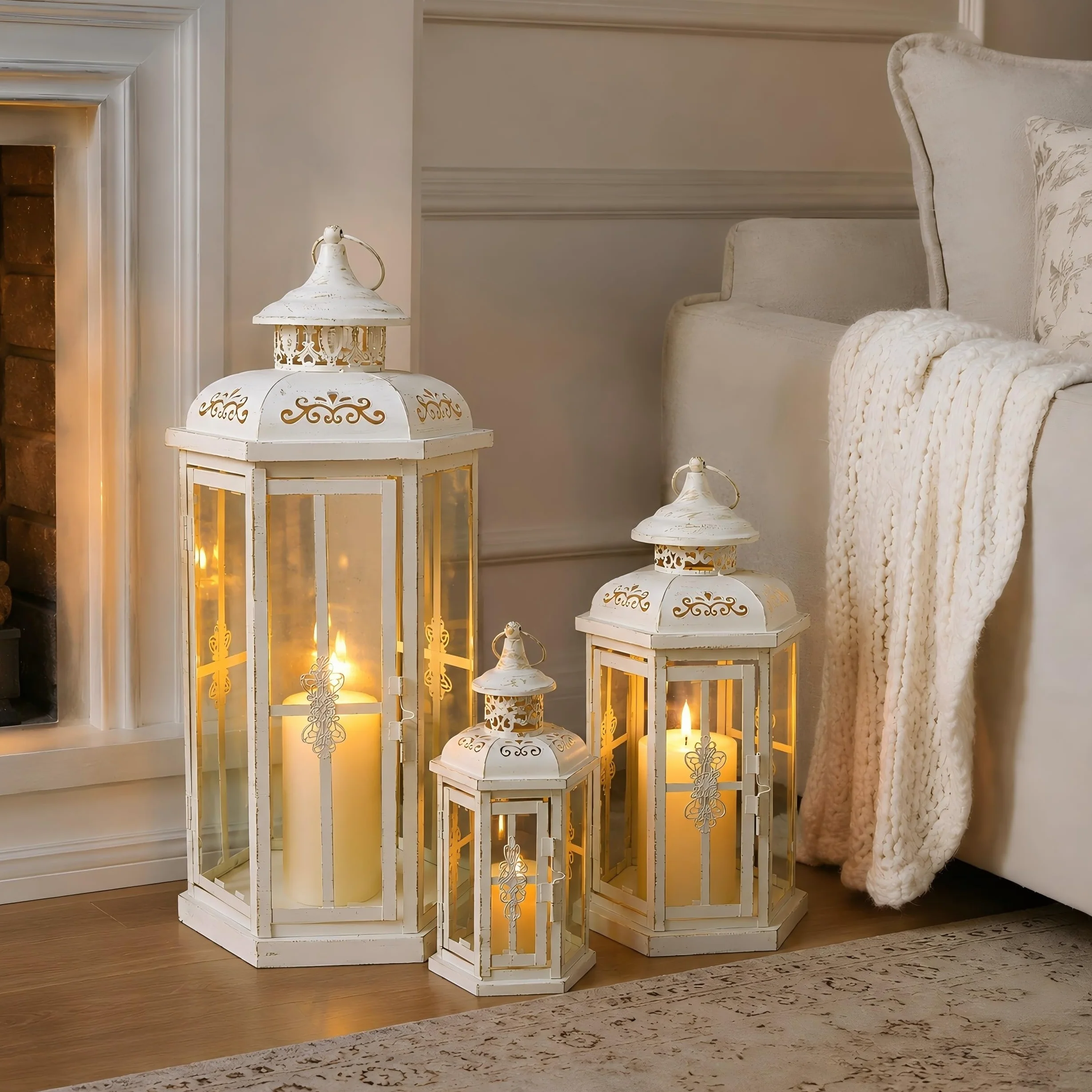 JHY DESIGN Faroles Decorativos Colgantes de Vela, 25 cm de Altura, Set de 2 candelabros de Metal Vintage para Colgar, faroles de Vela para Bodas, jardín, salón, Paredes (Blanco con Pincel Dorado)