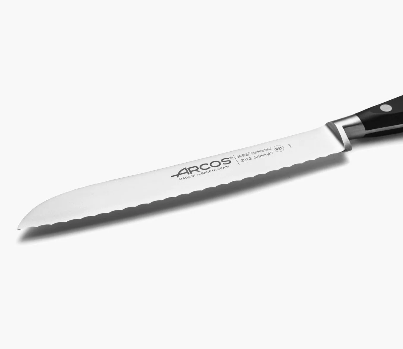 Arcos Cuchillo para pan con Hoja Acero Inoxidable Nitrum 200 mm. Obtenga una gran variedad cortes parau comida. Cuchillo ideal para uso doméstico diario. Serie Riviera. Color negro.