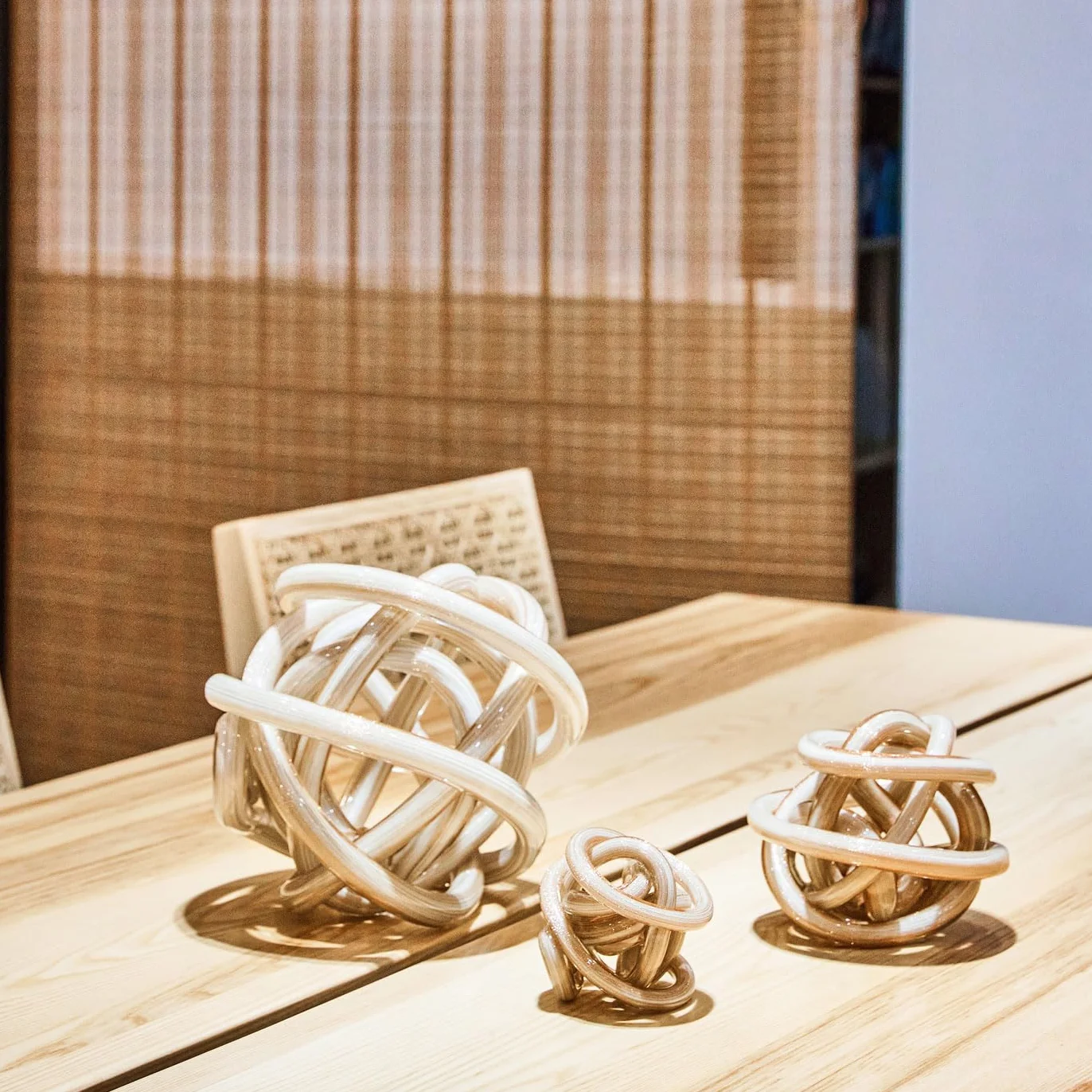 Luxury Lane Bola de cristal soplada a mano con nudo infinito Sommerso Art Orbit para decoración del hogar, centro de mesa de 4 pulgadas de alto, decoración de mesa, oro blanco