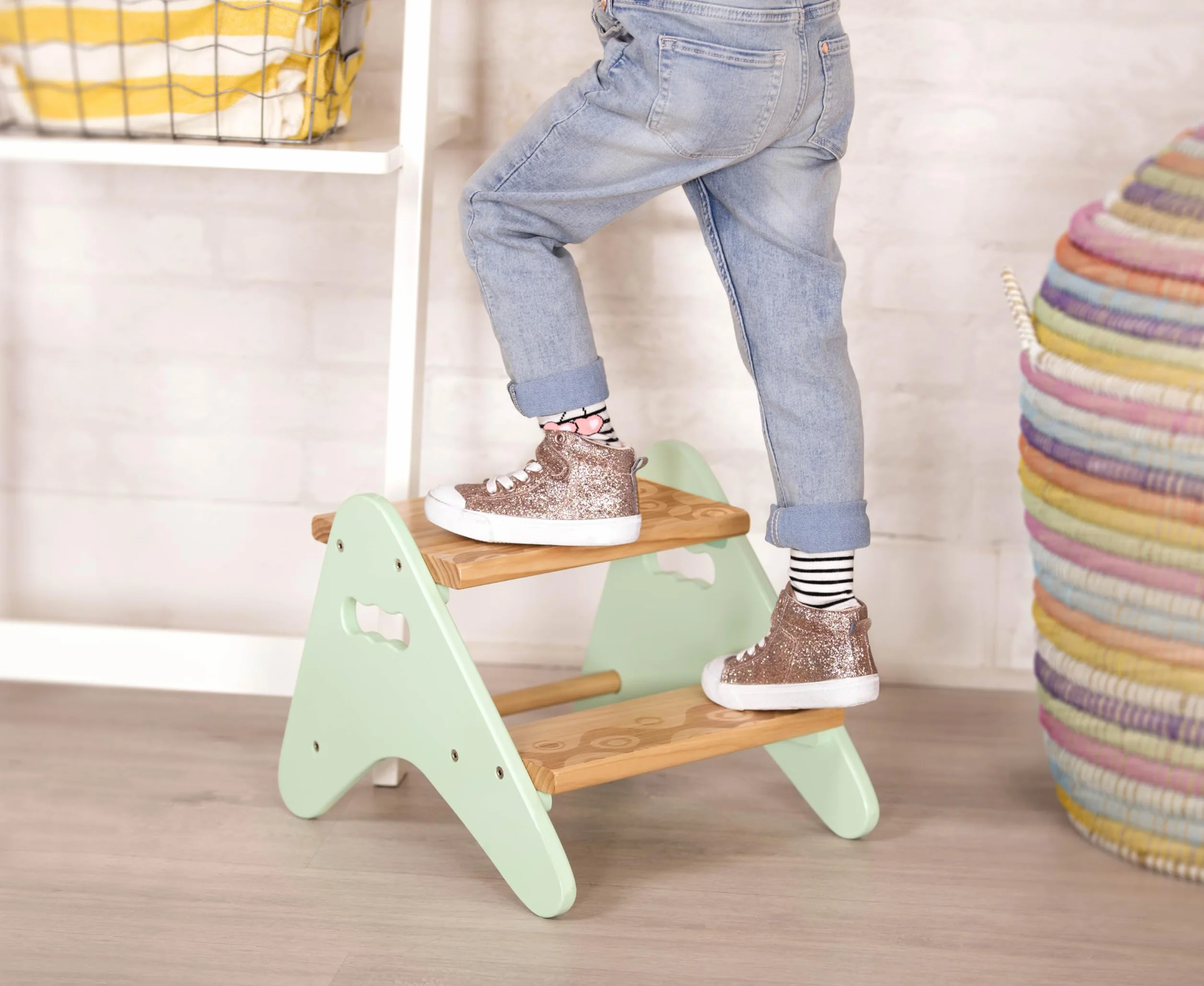 B. toys Peek-A-Boost Taburete para niños 2 años+